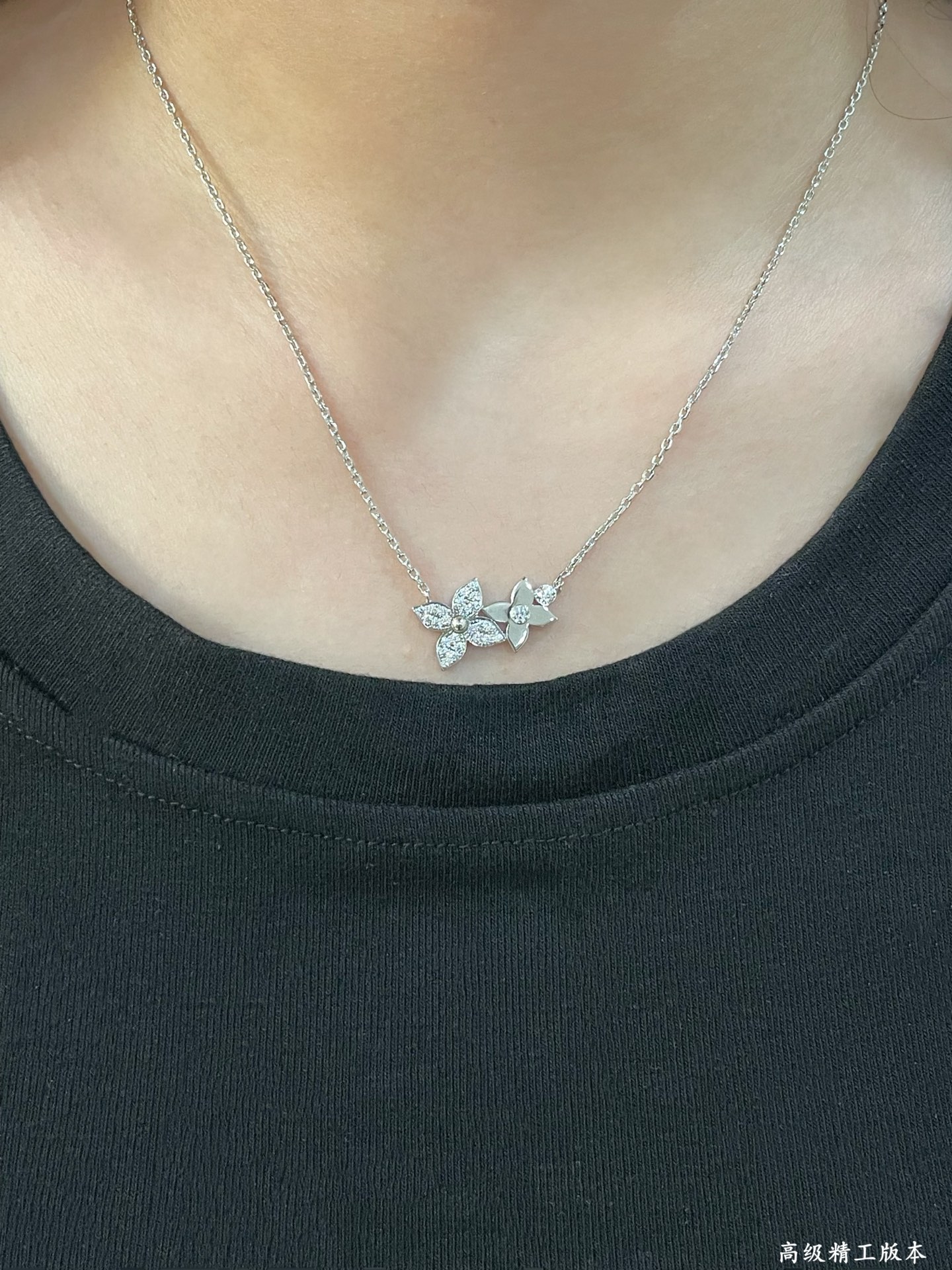 👑LV二花光金➕钻项链。花瓣部分以精致细腻的线条勾勒出优美的轮廓，并将双花组合成一个和谐统一的形状😍。精