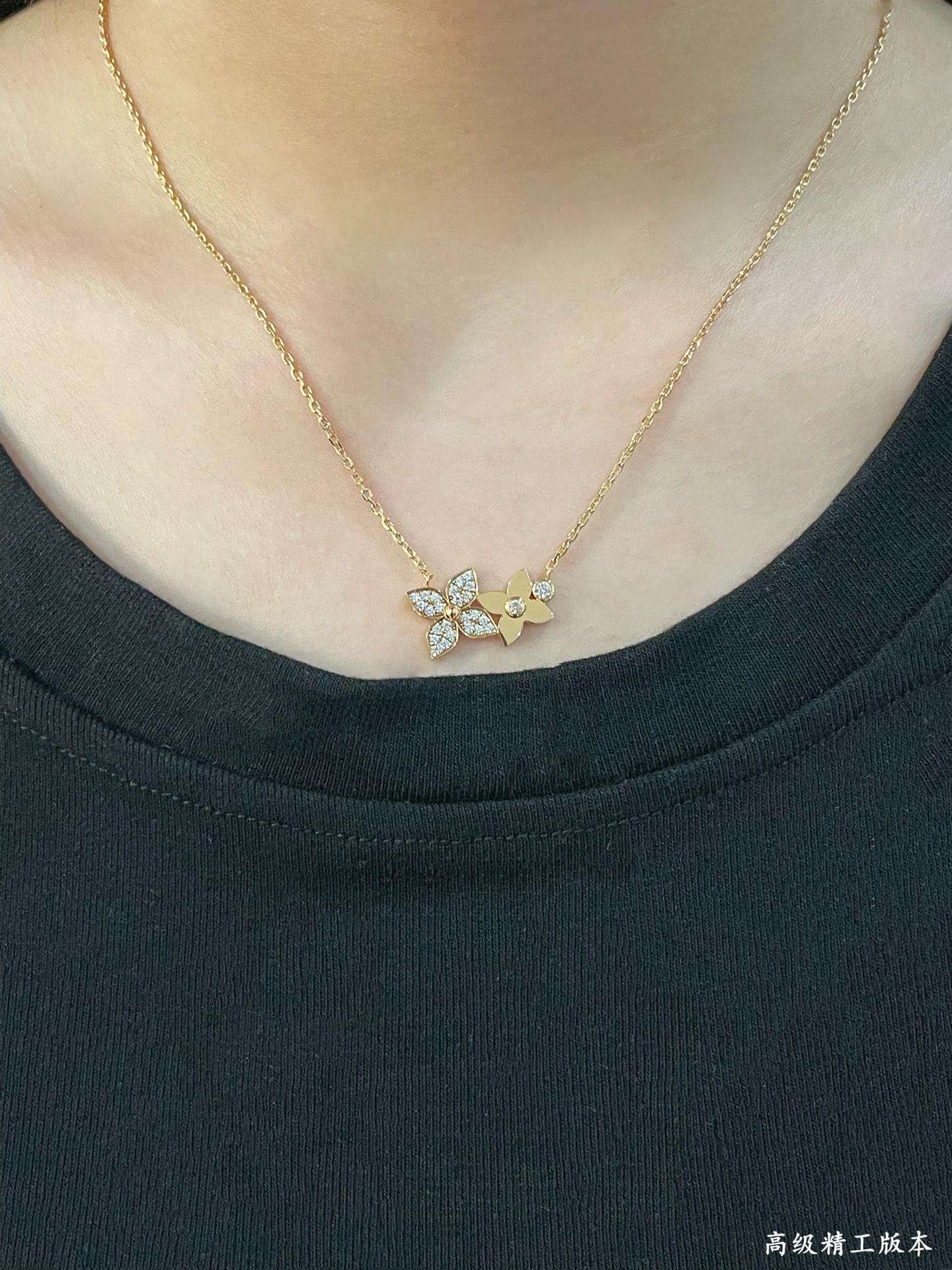 👑LV二花光金➕钻项链。花瓣部分以精致细腻的线条勾勒出优美的轮廓，并将双花组合成一个和谐统一的形状😍。精