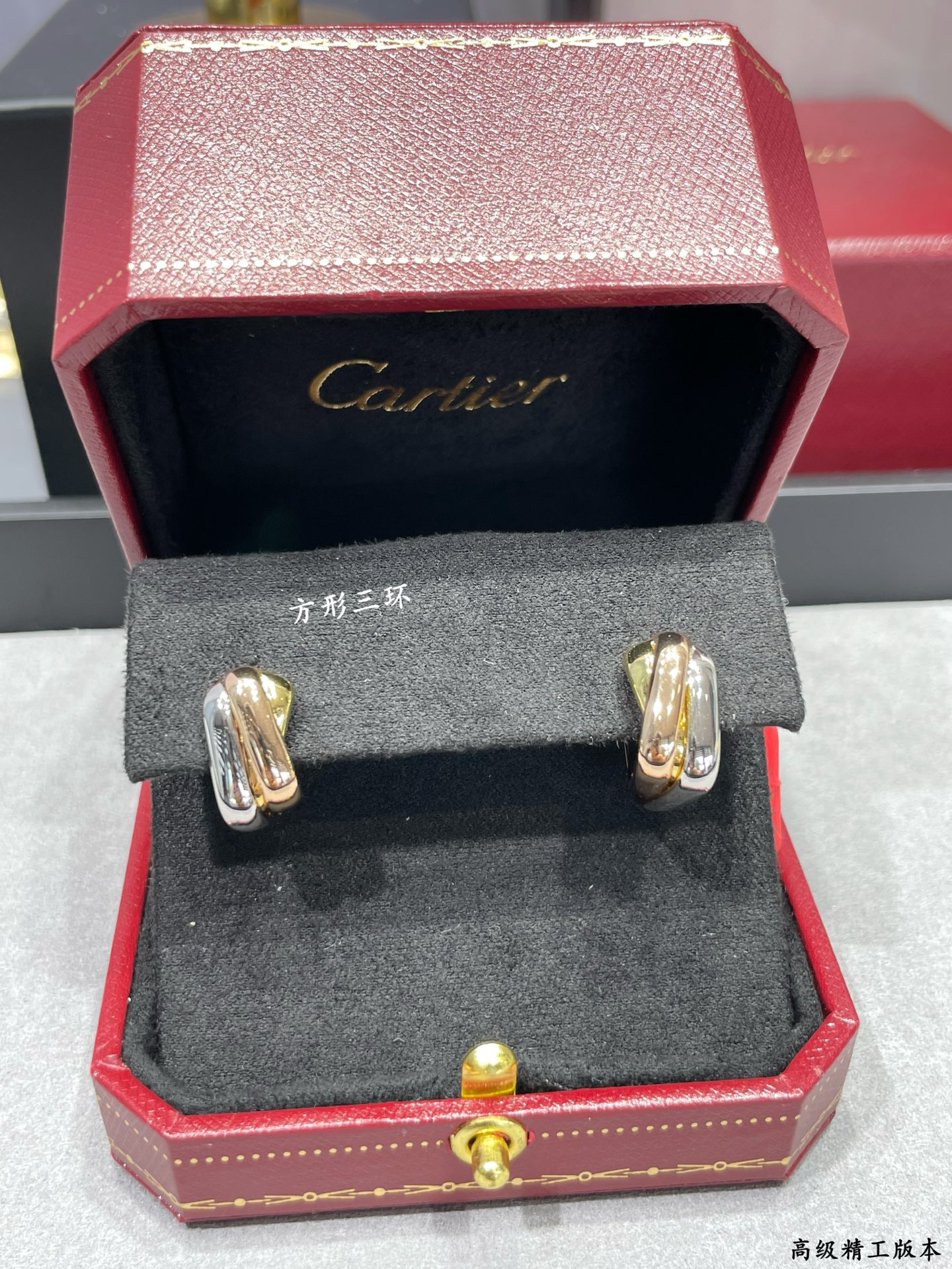  V金材质  卡地亚小号方形三环耳钉 又一款经典，环抱镶嵌 完美诠释对称美学 优雅大方。佩戴舒适度高 也