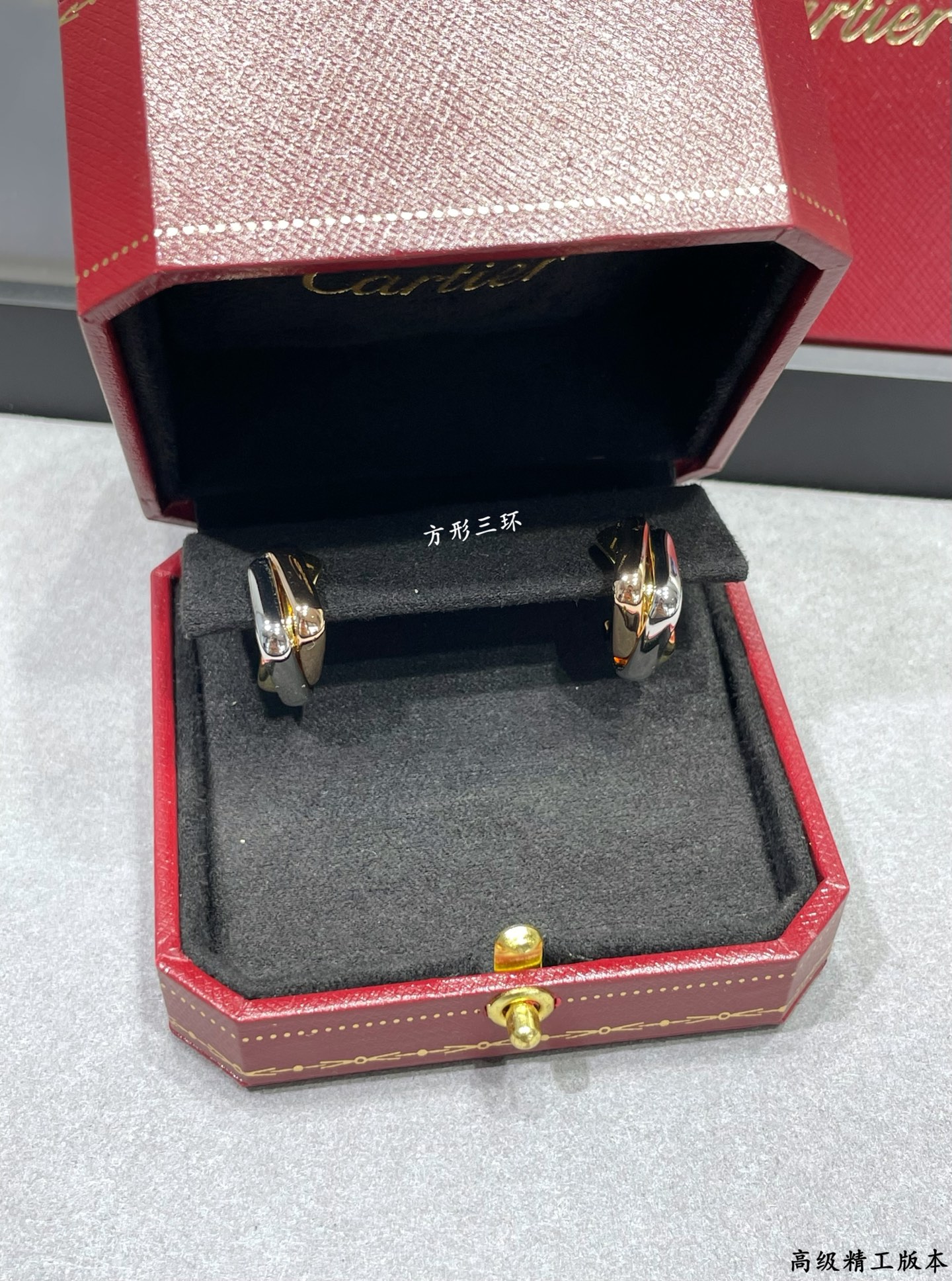  V金材质  卡地亚小号方形三环耳钉 又一款经典，环抱镶嵌 完美诠释对称美学 优雅大方。佩戴舒适度高 也