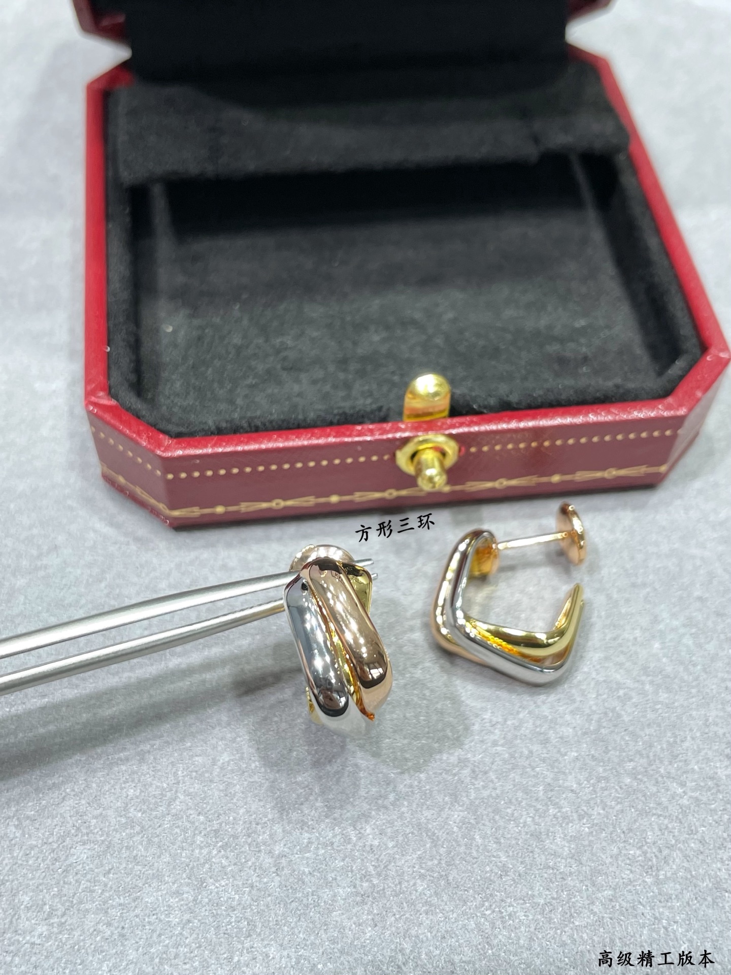  V金材质  卡地亚小号方形三环耳钉 又一款经典，环抱镶嵌 完美诠释对称美学 优雅大方。佩戴舒适度高 也