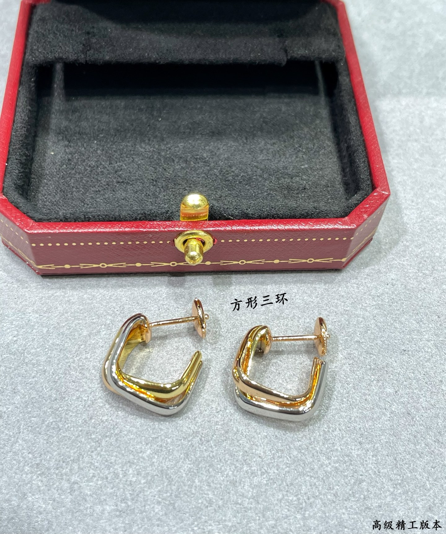  V金材质  卡地亚小号方形三环耳钉 又一款经典，环抱镶嵌 完美诠释对称美学 优雅大方。佩戴舒适度高 也