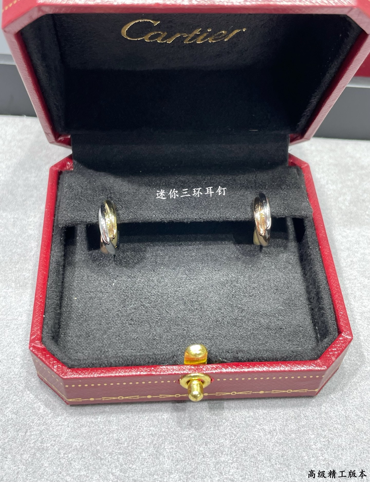  V金材质  卡地亚迷你三环耳钉 又一款经典，环抱镶嵌 完美诠释对称美学 优雅大方。佩戴舒适度高 也不容