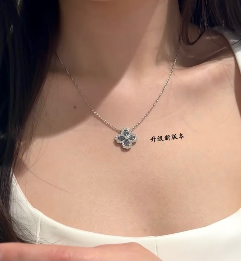 “Diamond Links Necklace Series: Laughter, Elegance, and Dazzling Beauty”