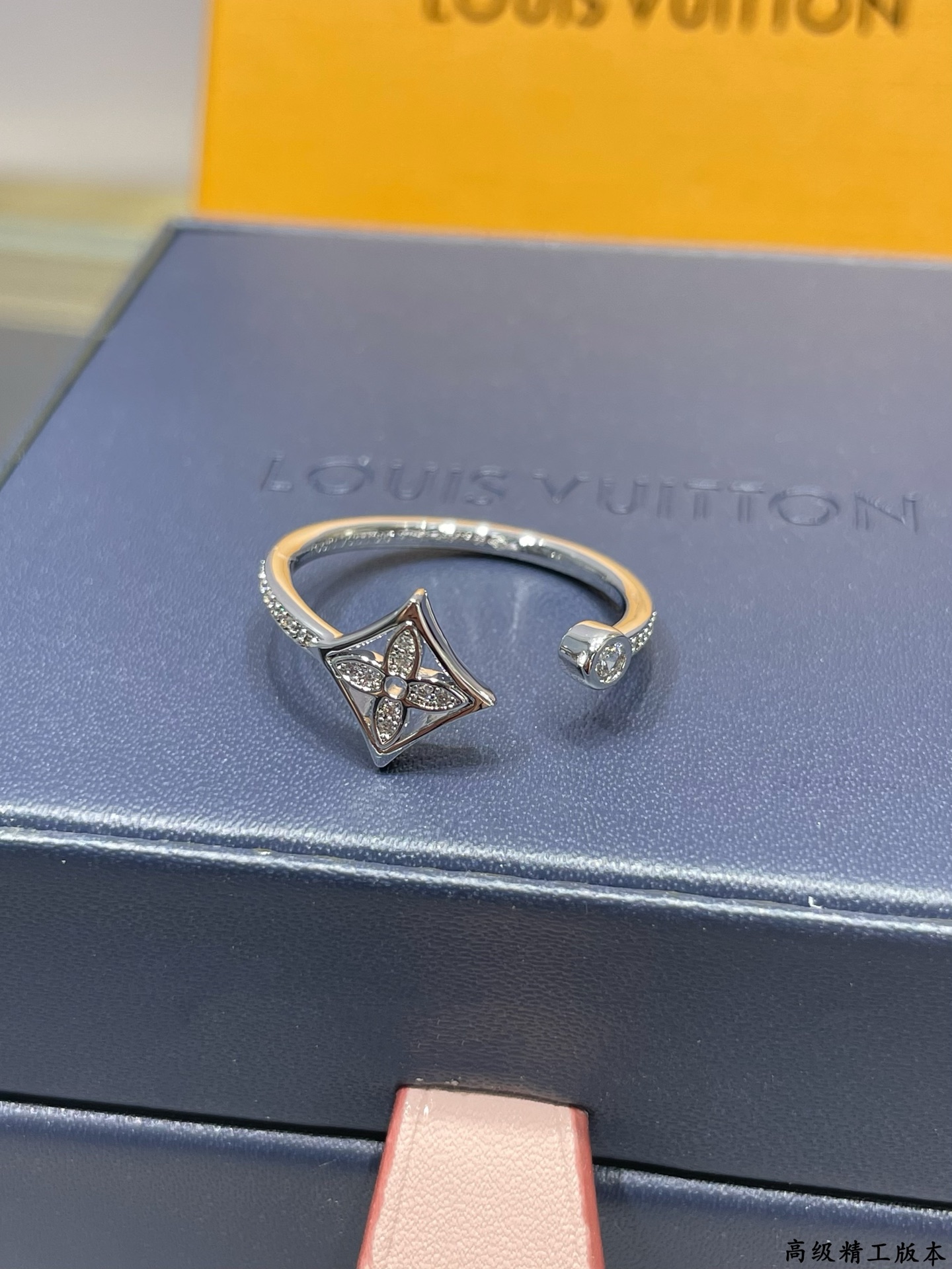  V金镀咪金   码数：678。🔥🔥LV高级精工版方形单花满钻戒指💍美丽的花朵绽放璀璨的玫瑰金光。在钻石