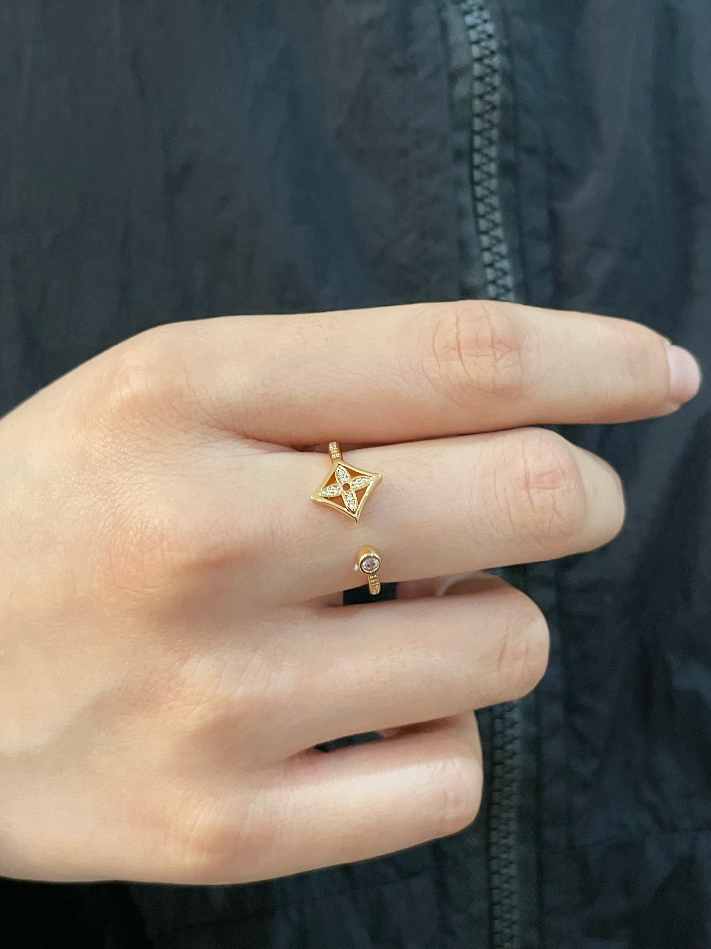 V金镀咪金   码数：678。🔥🔥LV高级精工版方形单花满钻戒指💍美丽的花朵绽放璀璨的玫瑰金光。在钻石