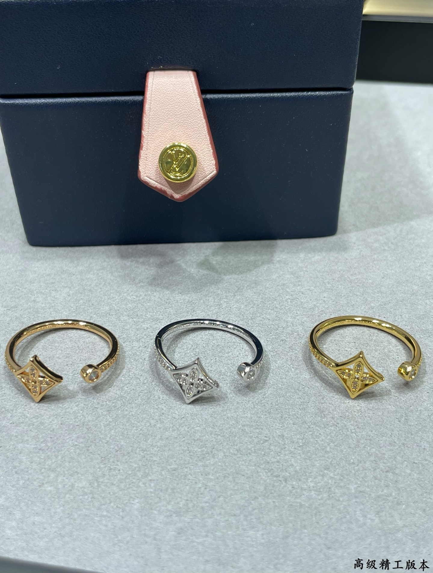  V金镀咪金   码数：678。🔥🔥LV高级精工版方形单花满钻戒指💍美丽的花朵绽放璀璨的玫瑰金光。在钻石