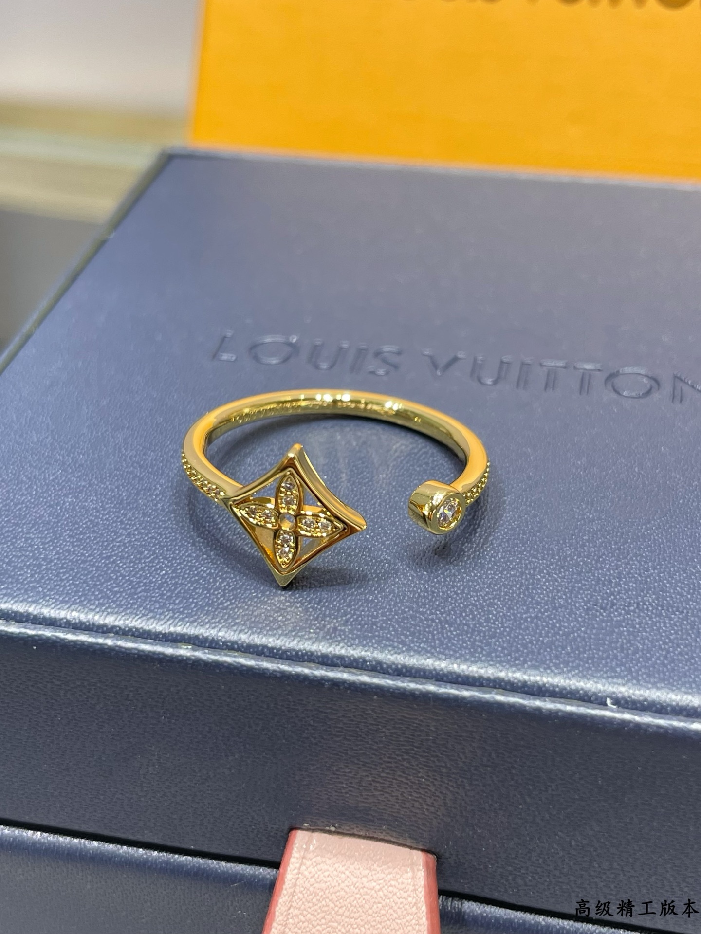  V金镀咪金   码数：678。🔥🔥LV高级精工版方形单花满钻戒指💍美丽的花朵绽放璀璨的玫瑰金光。在钻石