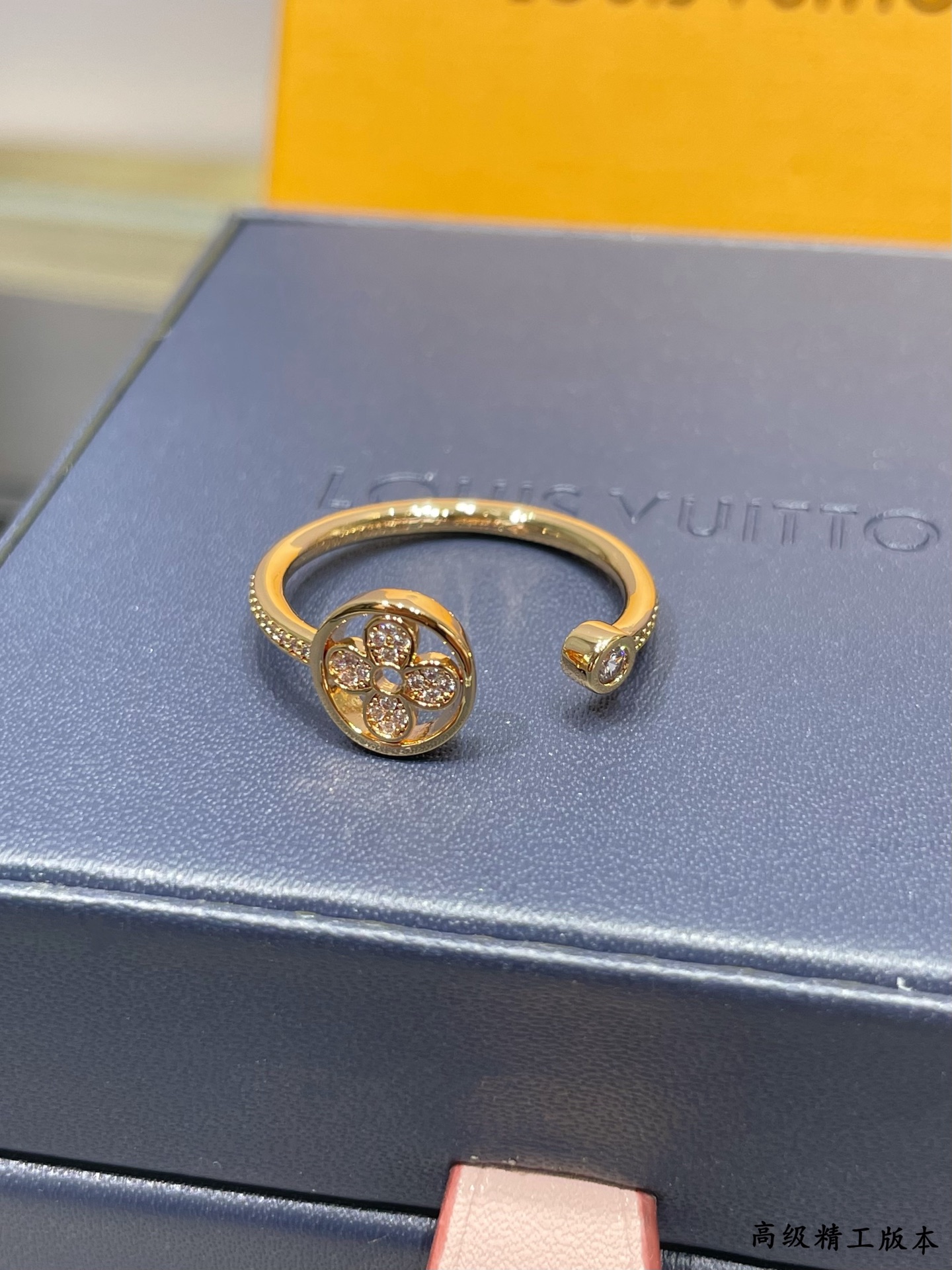  V金镀咪金   码数：678。🔥🔥LV高级精工版圆形单花满钻戒指💍美丽的花朵绽放璀璨的玫瑰金光。在钻石
