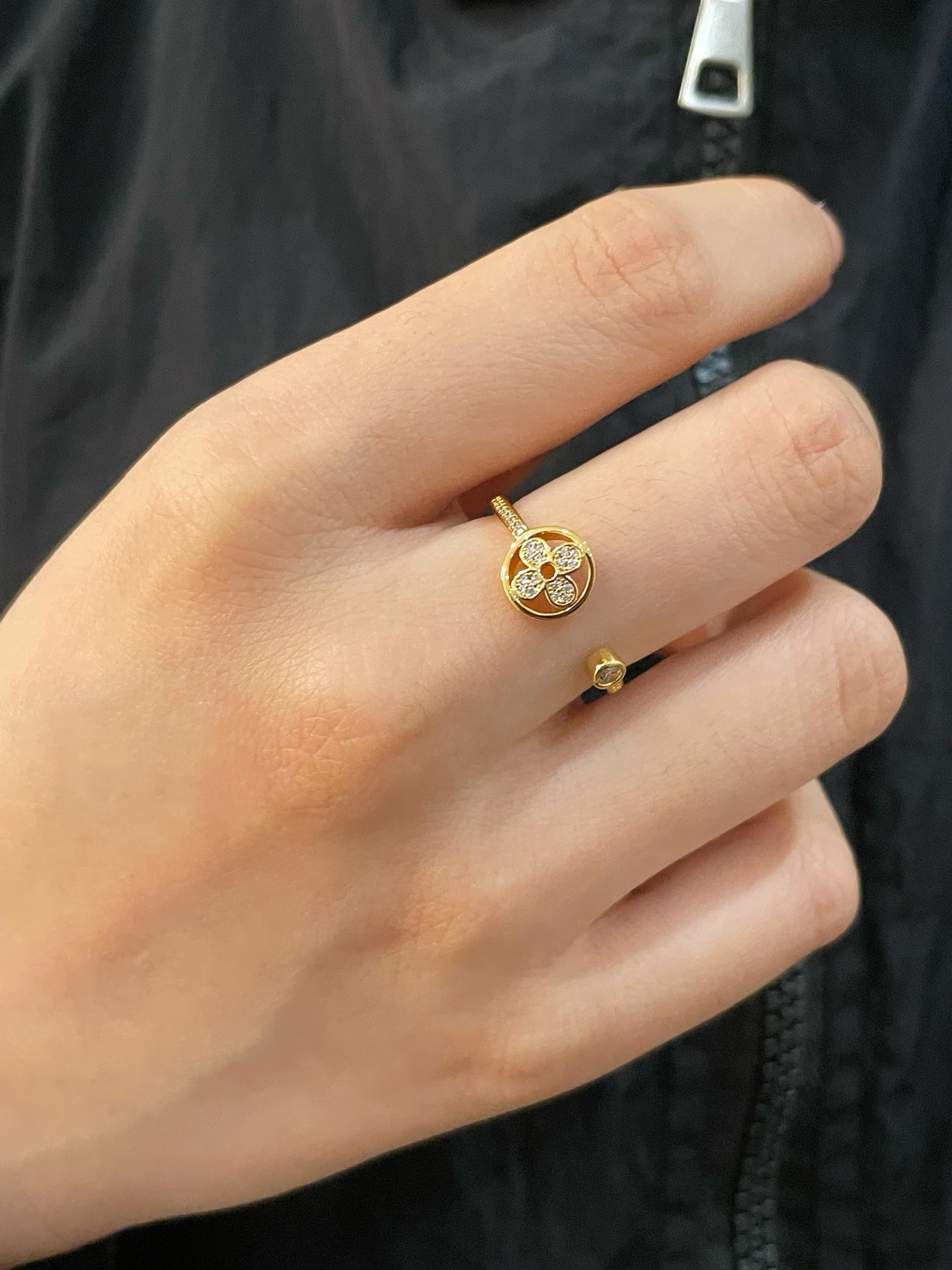  V金镀咪金   码数：678。🔥🔥LV高级精工版圆形单花满钻戒指💍美丽的花朵绽放璀璨的玫瑰金光。在钻石