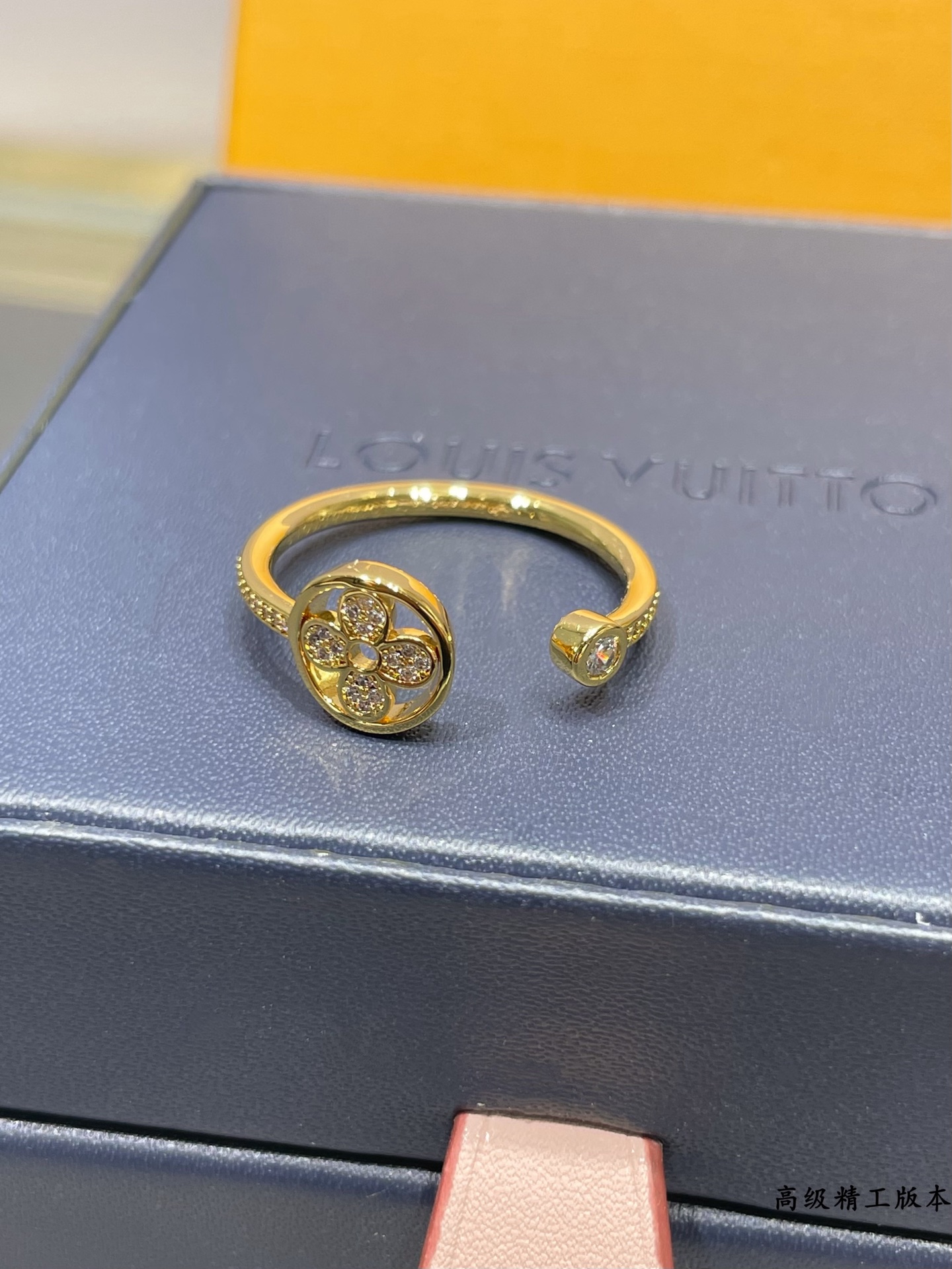  V金镀咪金   码数：678。🔥🔥LV高级精工版圆形单花满钻戒指💍美丽的花朵绽放璀璨的玫瑰金光。在钻石