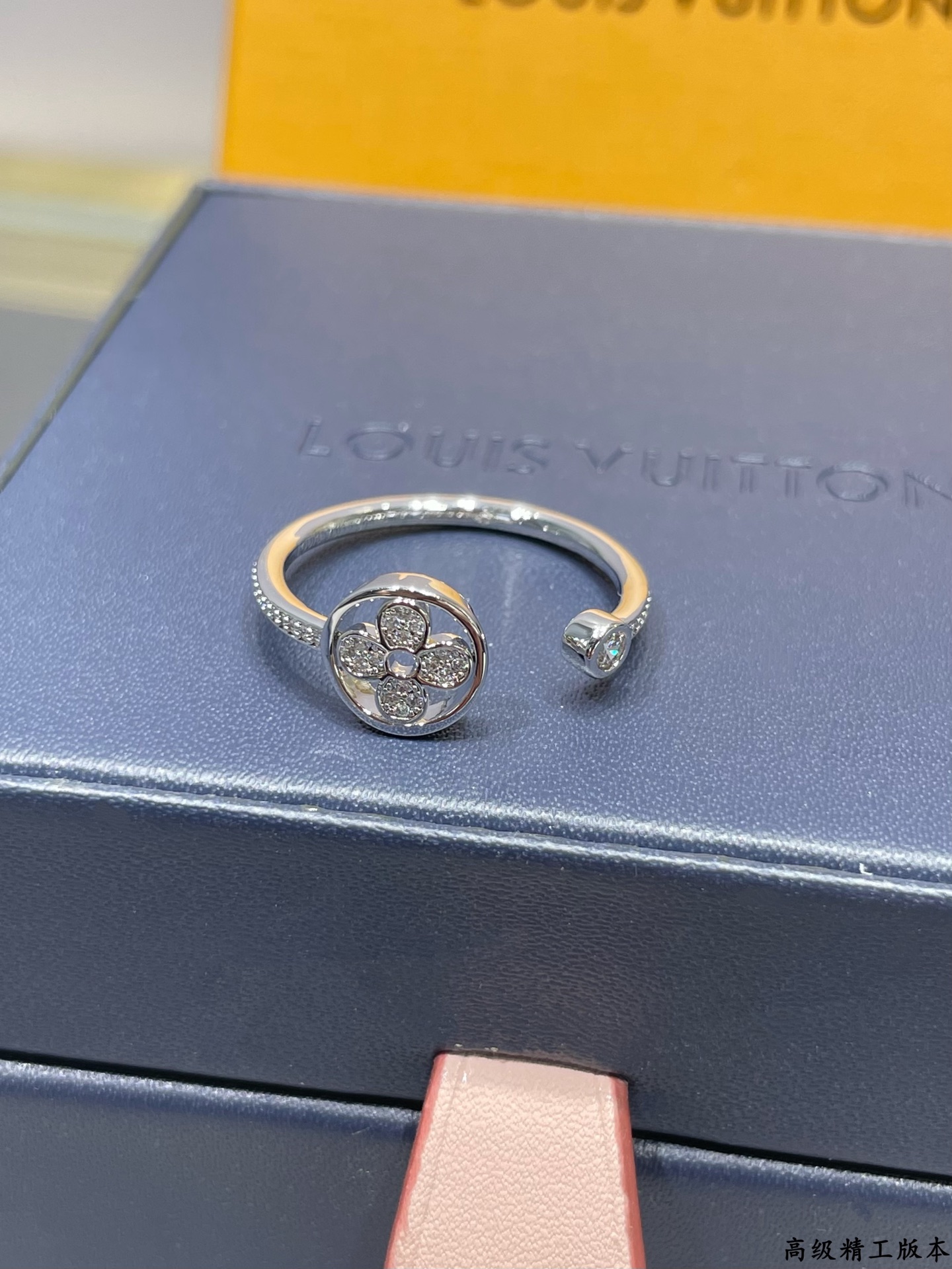  V金镀咪金   码数：678。🔥🔥LV高级精工版圆形单花满钻戒指💍美丽的花朵绽放璀璨的玫瑰金光。在钻石