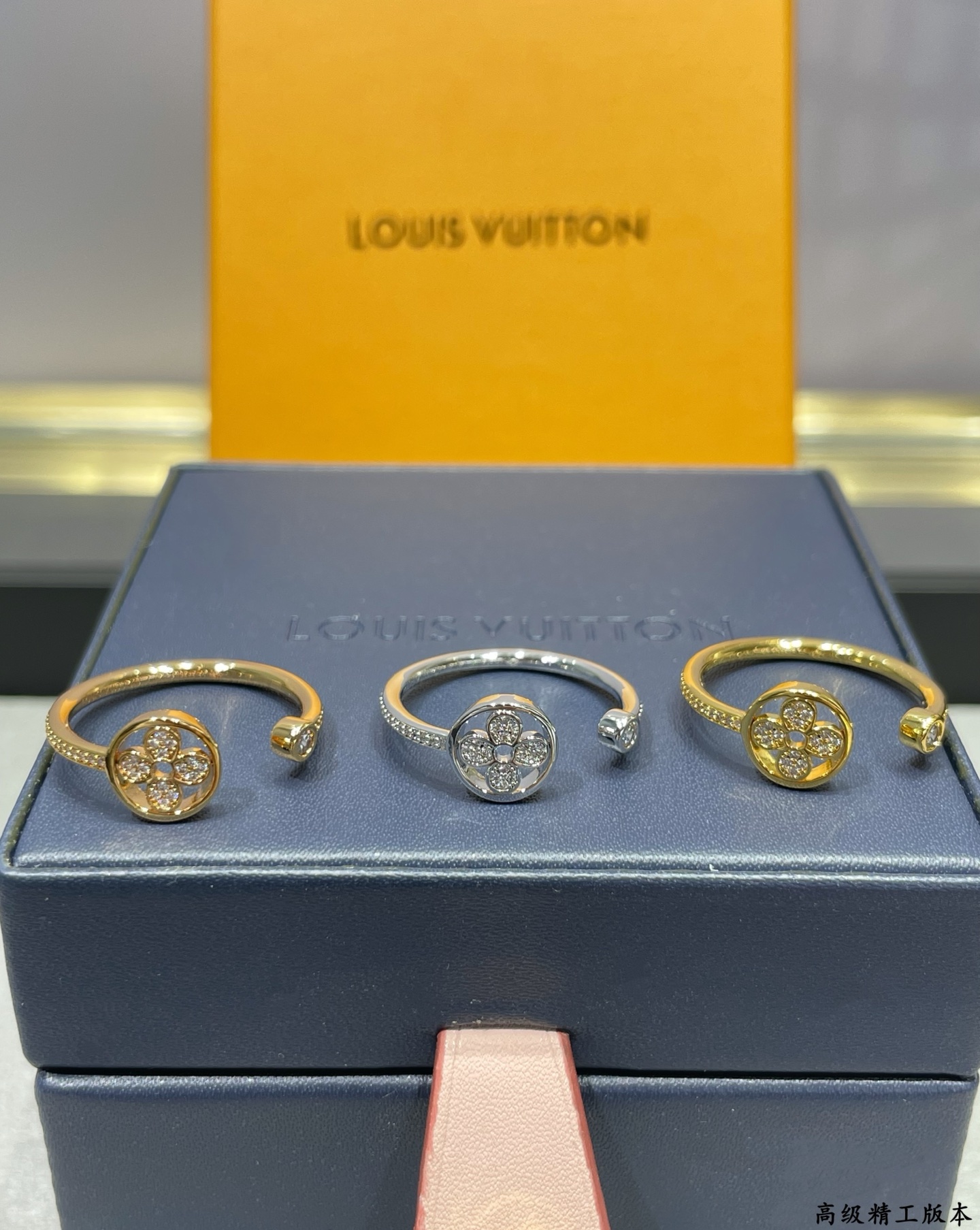  V金镀咪金   码数：678。🔥🔥LV高级精工版圆形单花满钻戒指💍美丽的花朵绽放璀璨的玫瑰金光。在钻石