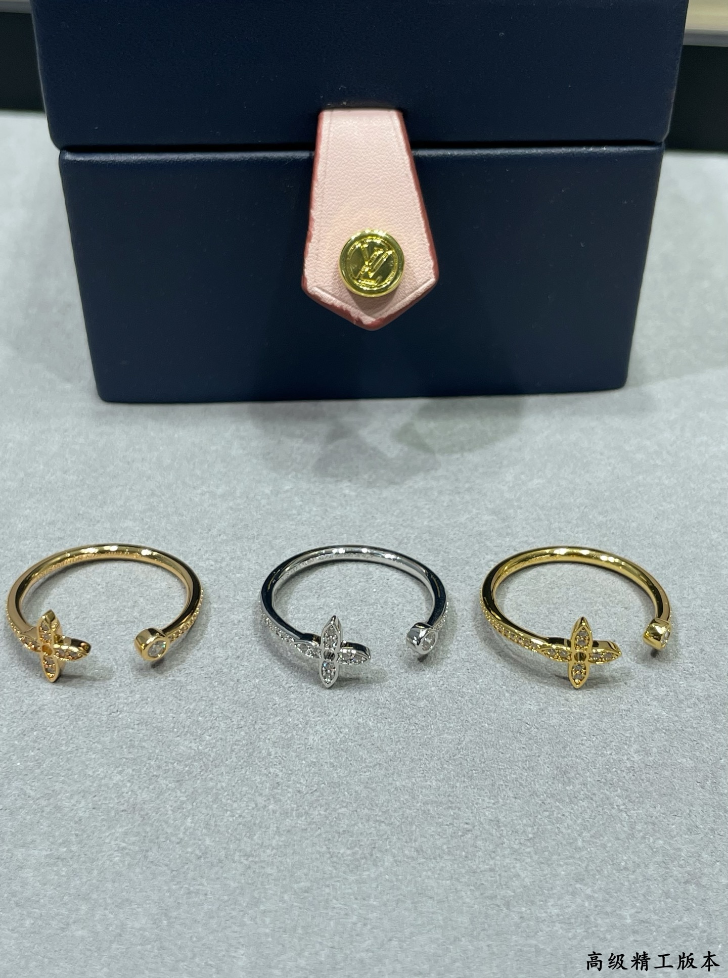  V金镀咪金   码数：678。🔥🔥LV高级精工版单花满钻戒指💍美丽的花朵绽放璀璨的玫瑰金光。在钻石上打