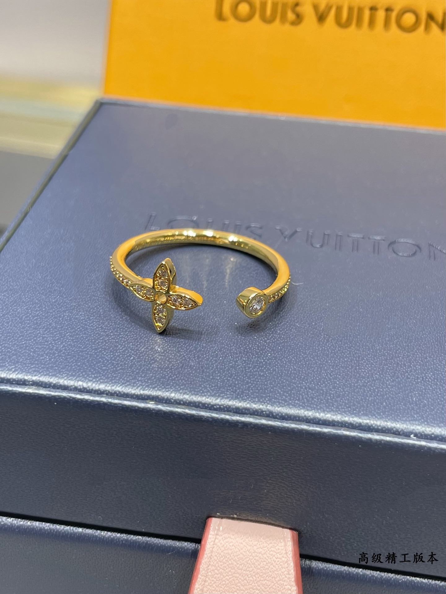  V金镀咪金   码数：678。🔥🔥LV高级精工版单花满钻戒指💍美丽的花朵绽放璀璨的玫瑰金光。在钻石上打