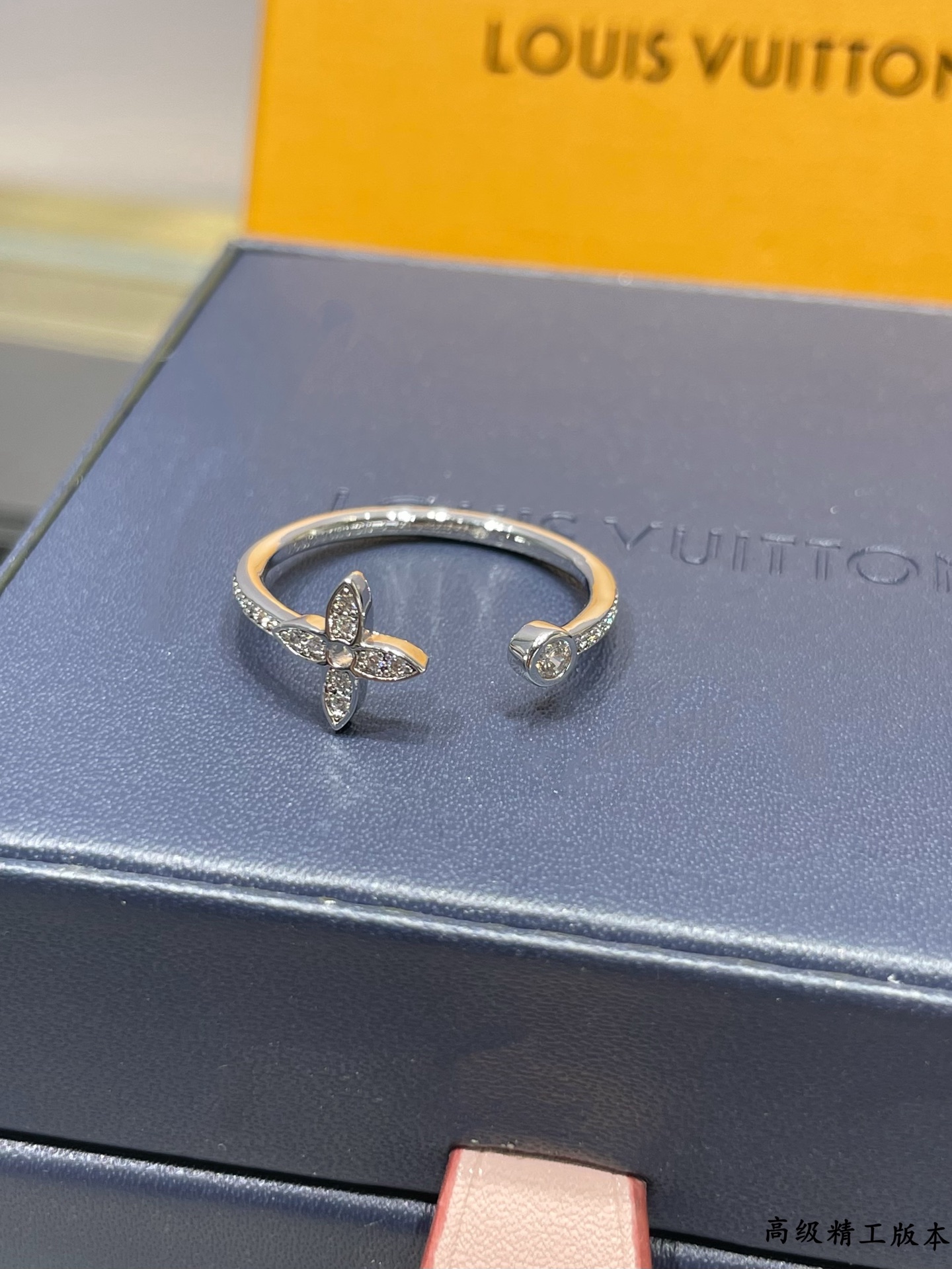  V金镀咪金   码数：678。🔥🔥LV高级精工版单花满钻戒指💍美丽的花朵绽放璀璨的玫瑰金光。在钻石上打
