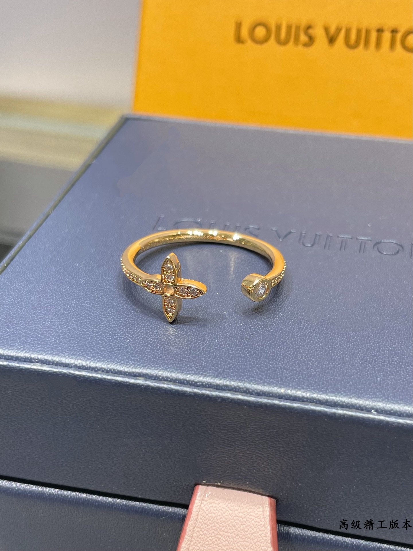  V金镀咪金   码数：678。🔥🔥LV高级精工版单花满钻戒指💍美丽的花朵绽放璀璨的玫瑰金光。在钻石上打