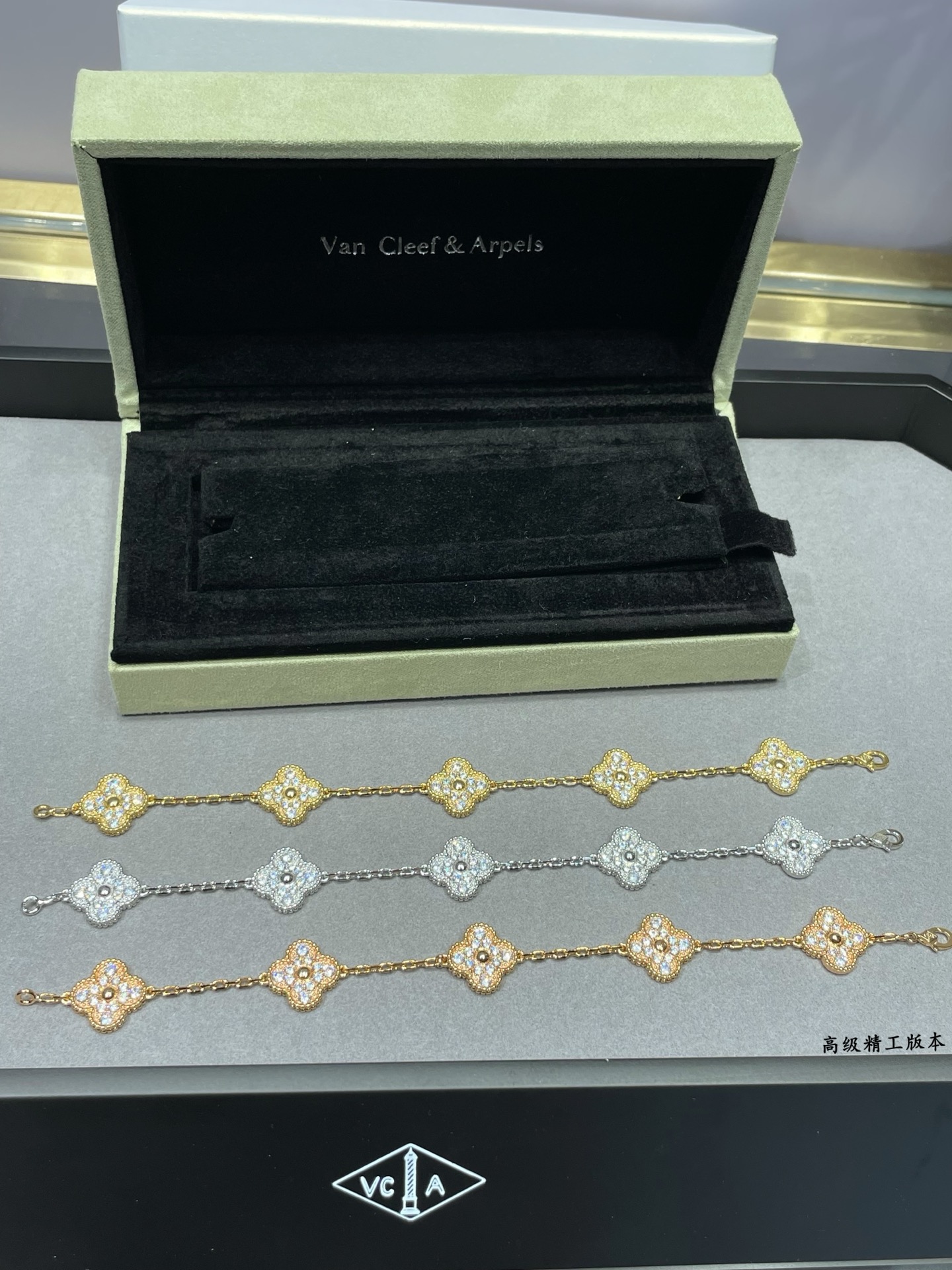  V金镀咪金    CNC扣头【代购级别】✨✨VCA满钻五花四叶草手链👏🏻😘😘版型超级正，背面菱形钻孔，