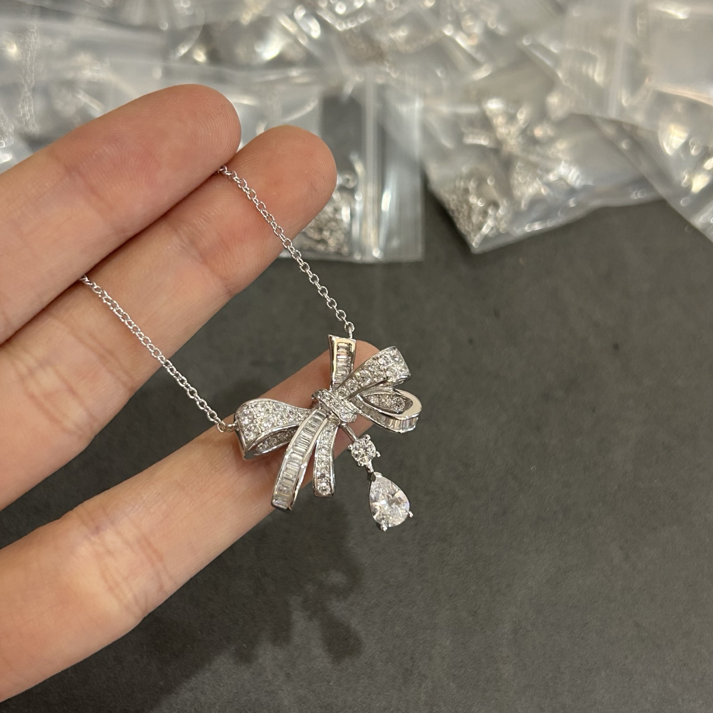  格拉芙新版蝴蝶水滴项链到货了，