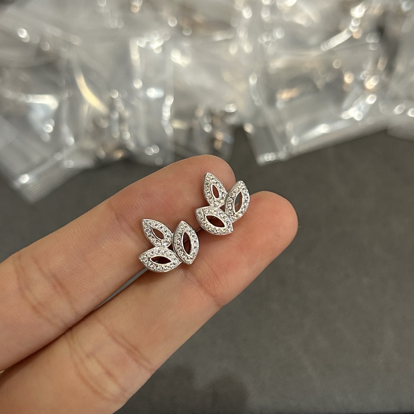 彩宝：Lily耳钉到货了，