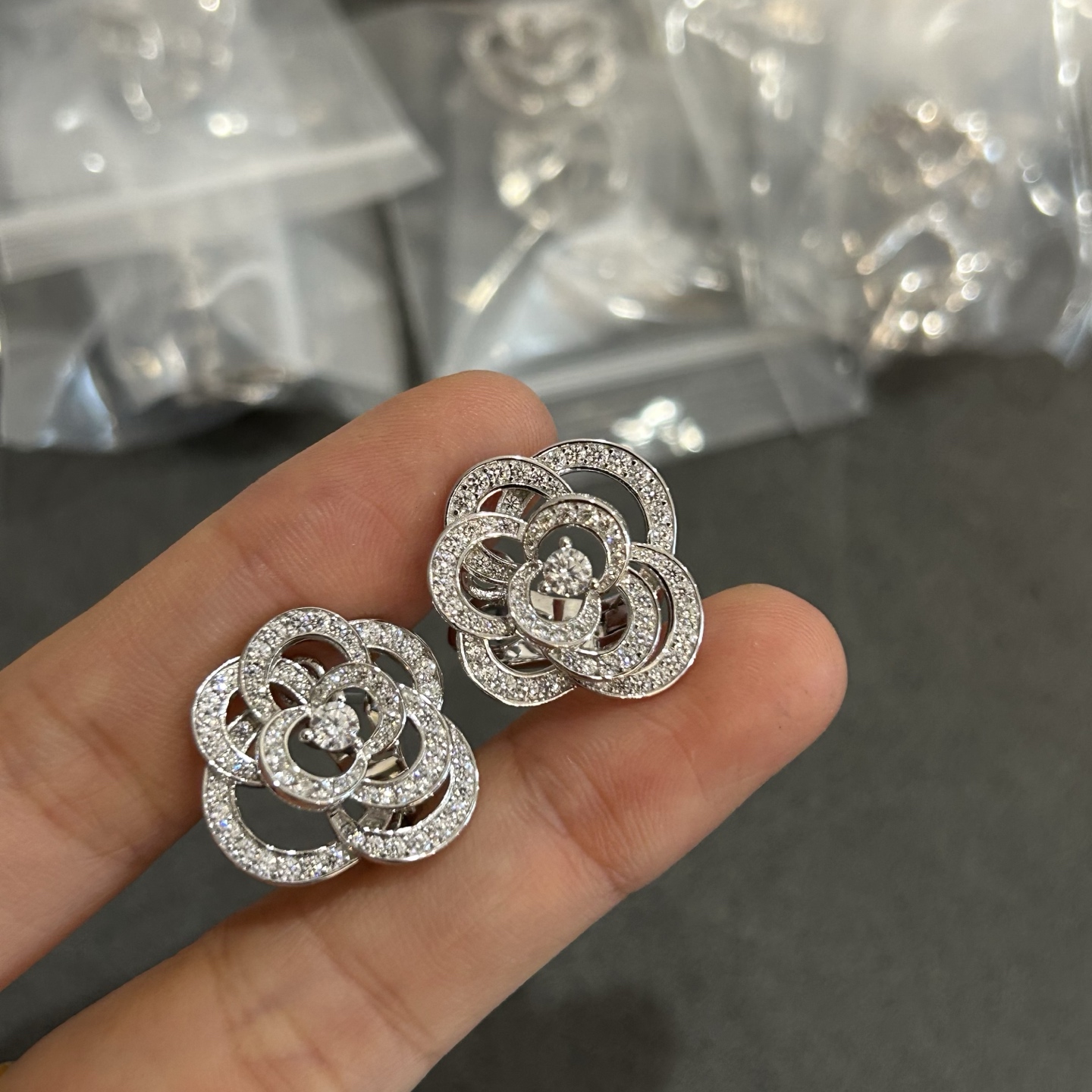  香奈儿山茶花耳环到货了，