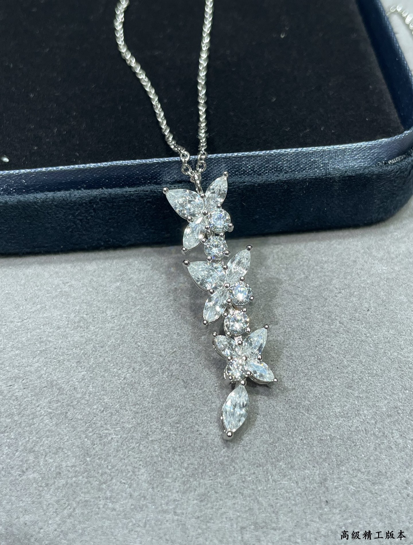  V金材质  蒂芙尼长马眼项链，高级珠宝作品 线条灵动 或在颈窝处闪耀、亦或在耳畔划出完美弧度，以大胆的
