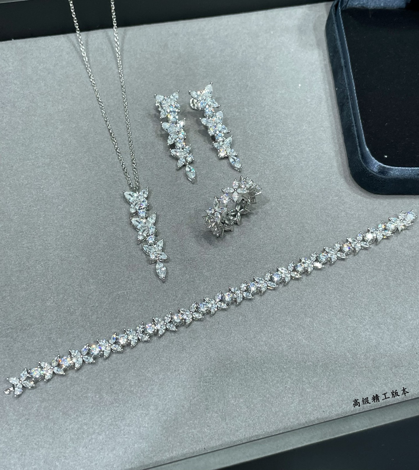  V金材质  蒂芙尼长马眼项链，高级珠宝作品 线条灵动 或在颈窝处闪耀、亦或在耳畔划出完美弧度，以大胆的