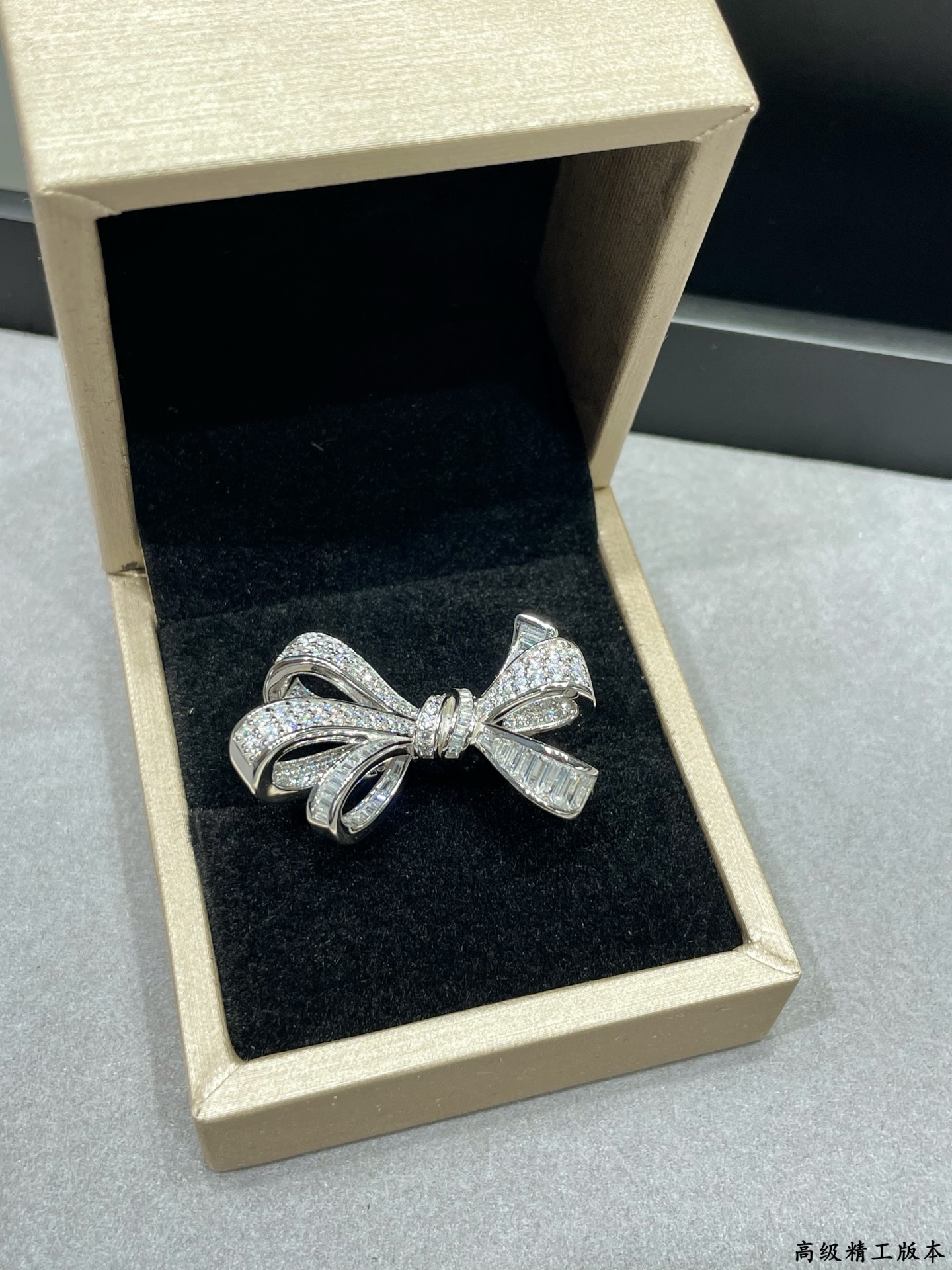  V金材质。 格拉芙新款蝴蝶戒指，码数：5678。精湛工艺，高级珠宝作品 线条灵动的蝴蝶结或环绕指间、或