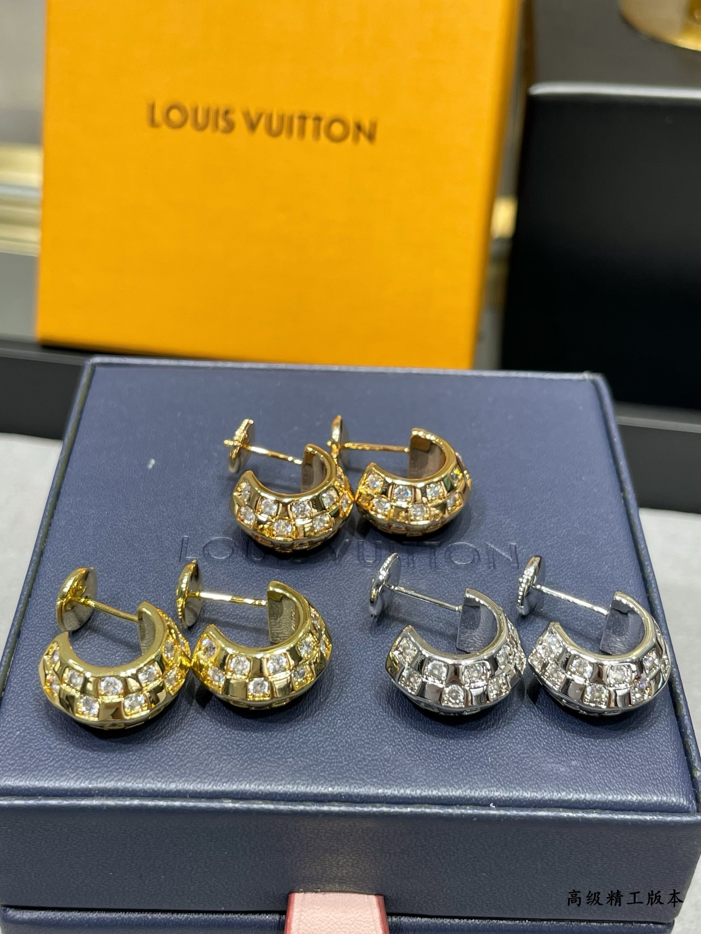  V金材质  LV棋盘格耳钉，线条简单明了，色彩对比鲜明，给人强烈的视觉冲击力！很好的与其他服饰单品互相