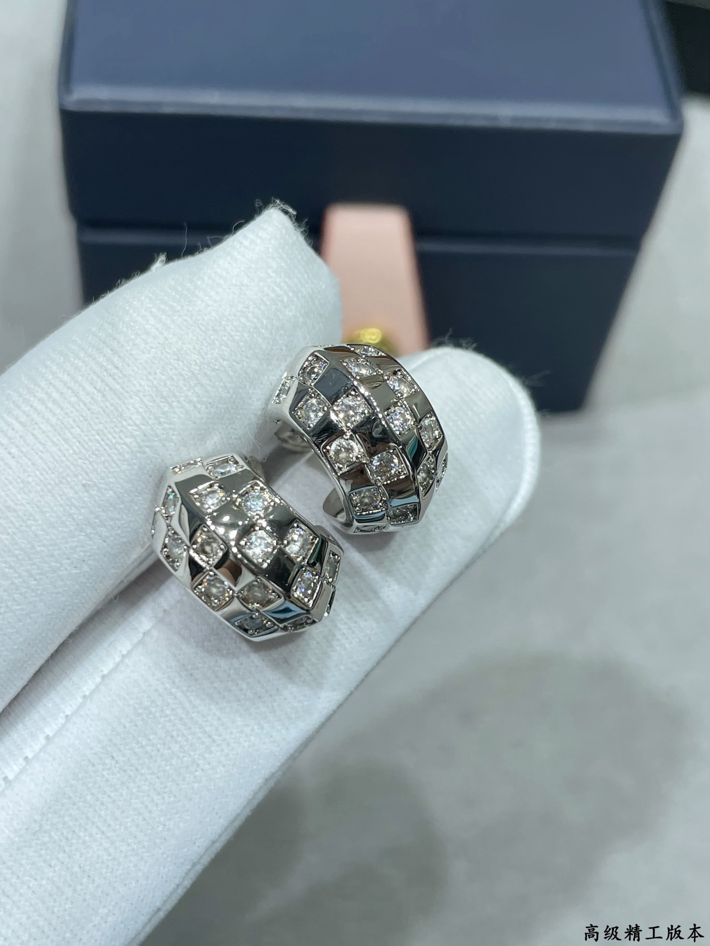  V金材质  LV棋盘格耳钉，线条简单明了，色彩对比鲜明，给人强烈的视觉冲击力！很好的与其他服饰单品互相