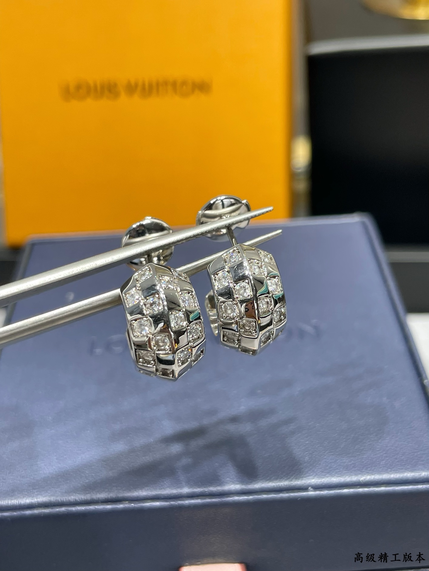  V金材质  LV棋盘格耳钉，线条简单明了，色彩对比鲜明，给人强烈的视觉冲击力！很好的与其他服饰单品互相