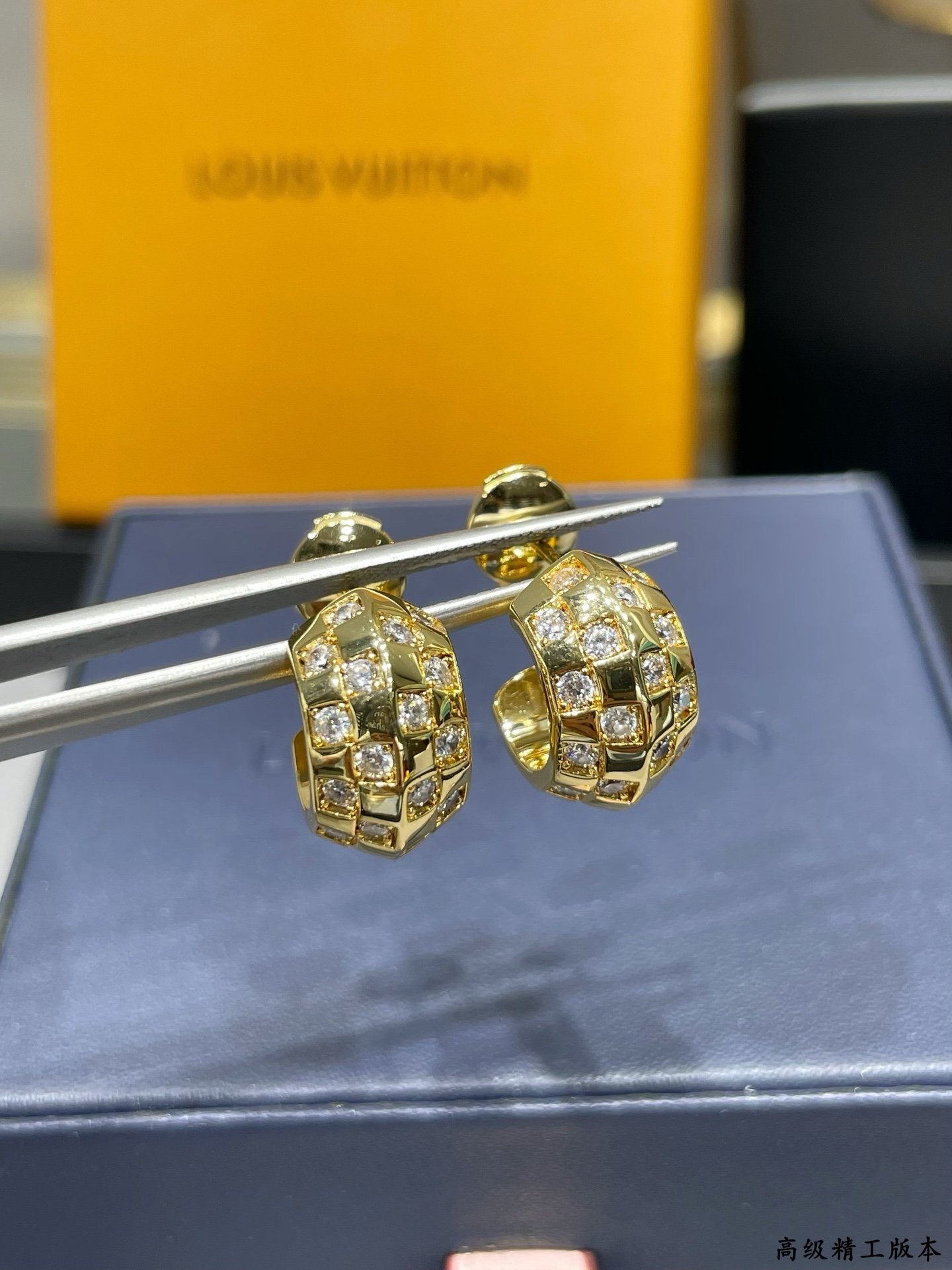  V金材质  LV棋盘格耳钉，线条简单明了，色彩对比鲜明，给人强烈的视觉冲击力！很好的与其他服饰单品互相