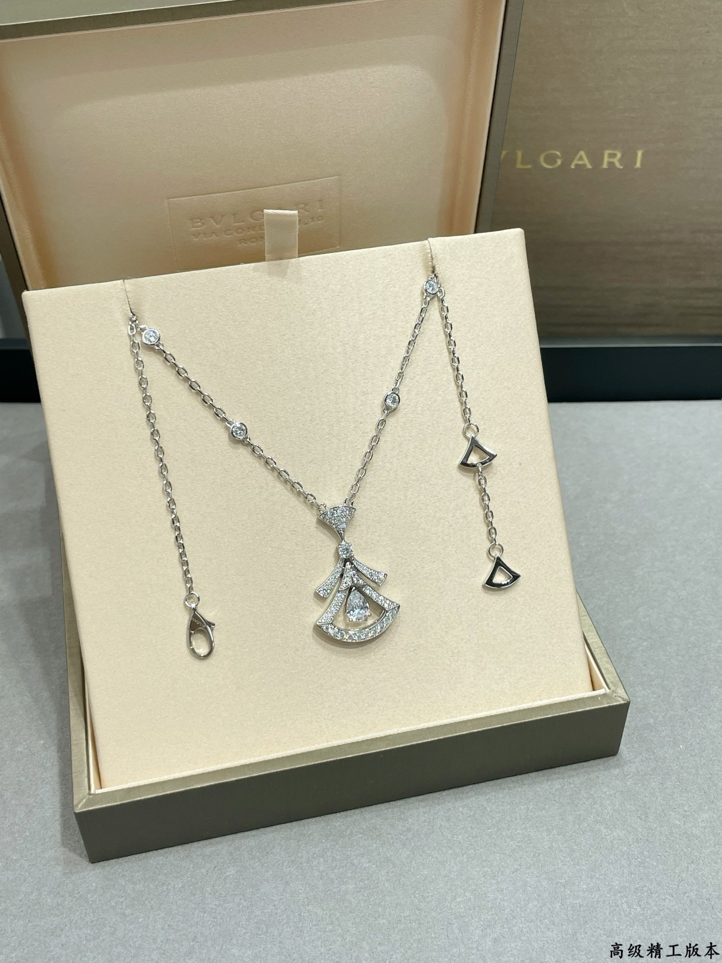  V金镀咪金  宝格丽全满钻中间钻裙子项链（链身带钻款），嵌禳一颗中央明亮式锆石和明亮式切割，以及钻石💎