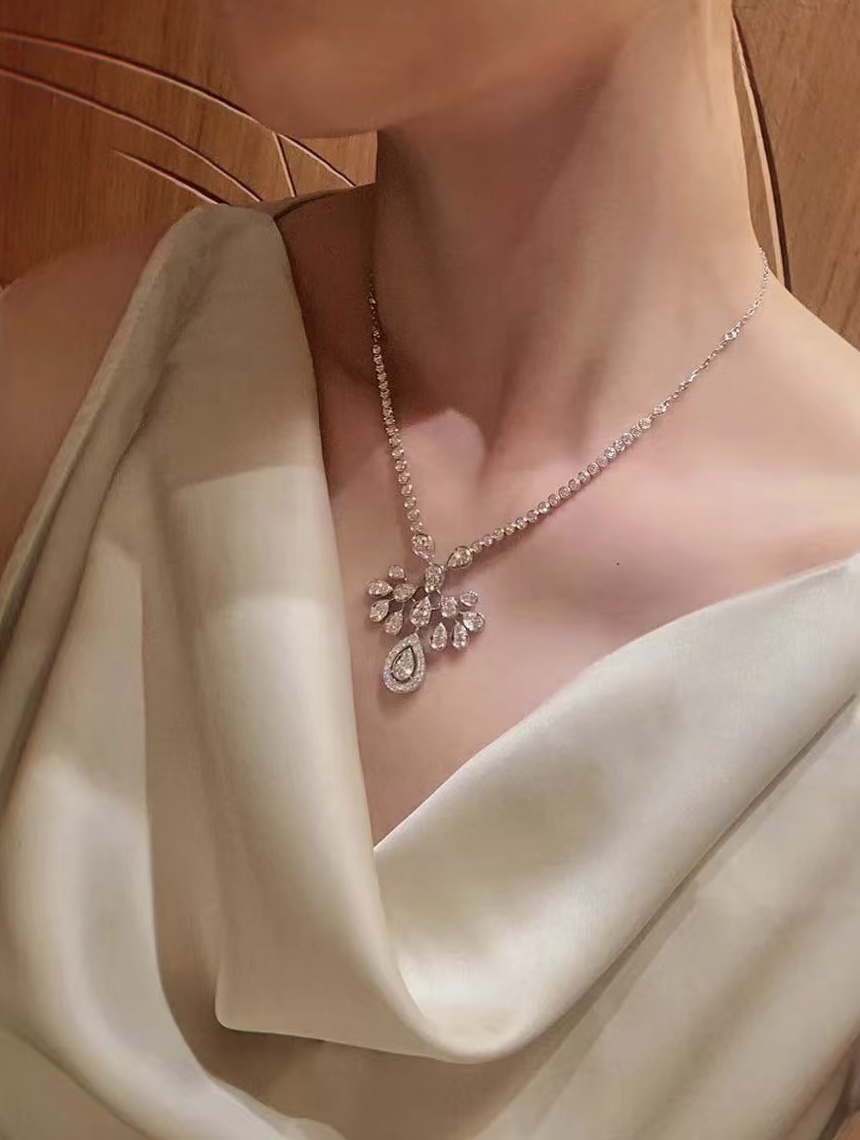  V金材质   尚美皇冠水滴项链 推荐一款非常适合婚礼的项链  🎉💐为爱加冕 💎上身太美了，一直觉得水滴