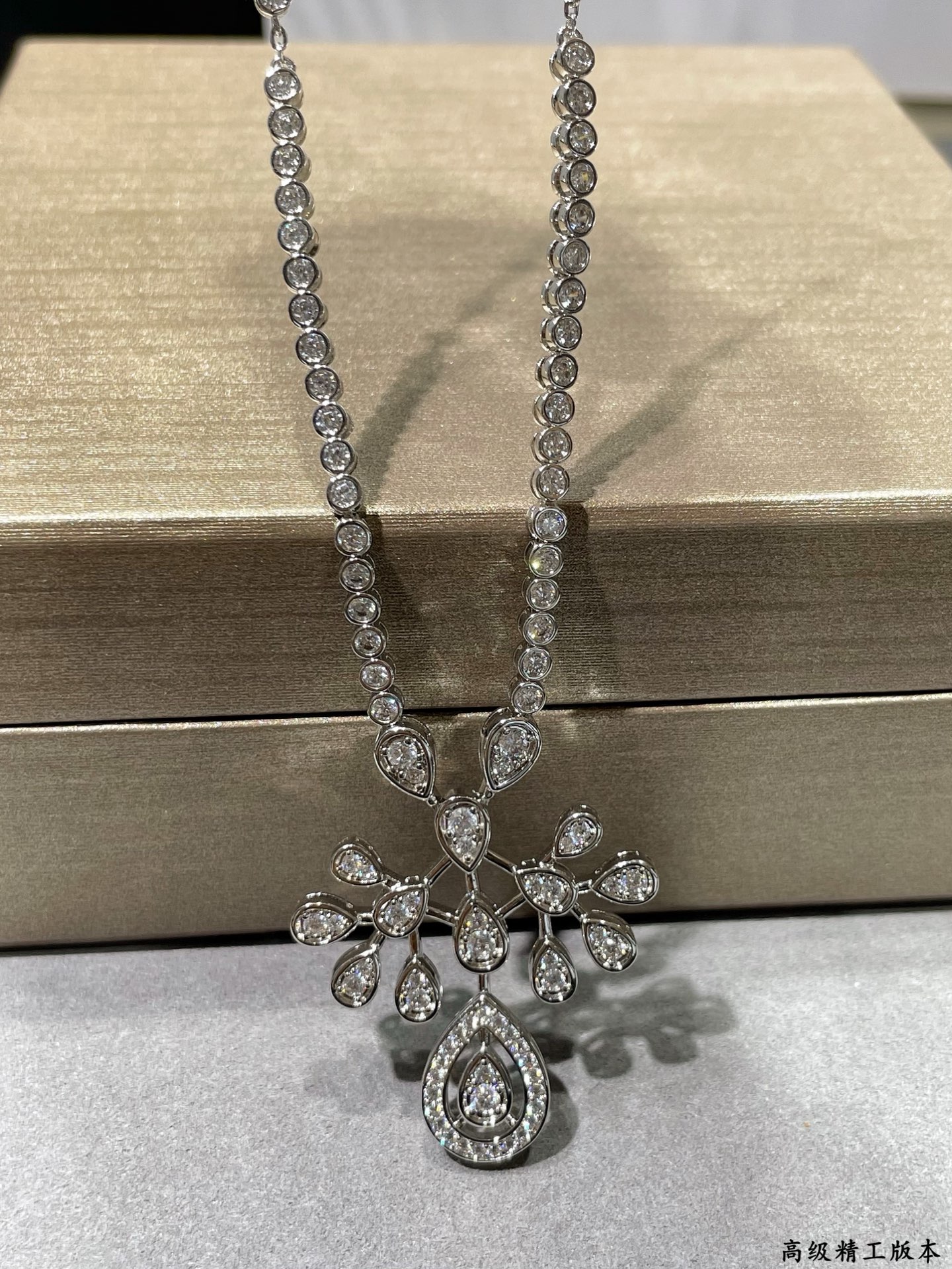  V金材质   尚美皇冠水滴项链 推荐一款非常适合婚礼的项链  🎉💐为爱加冕 💎上身太美了，一直觉得水滴