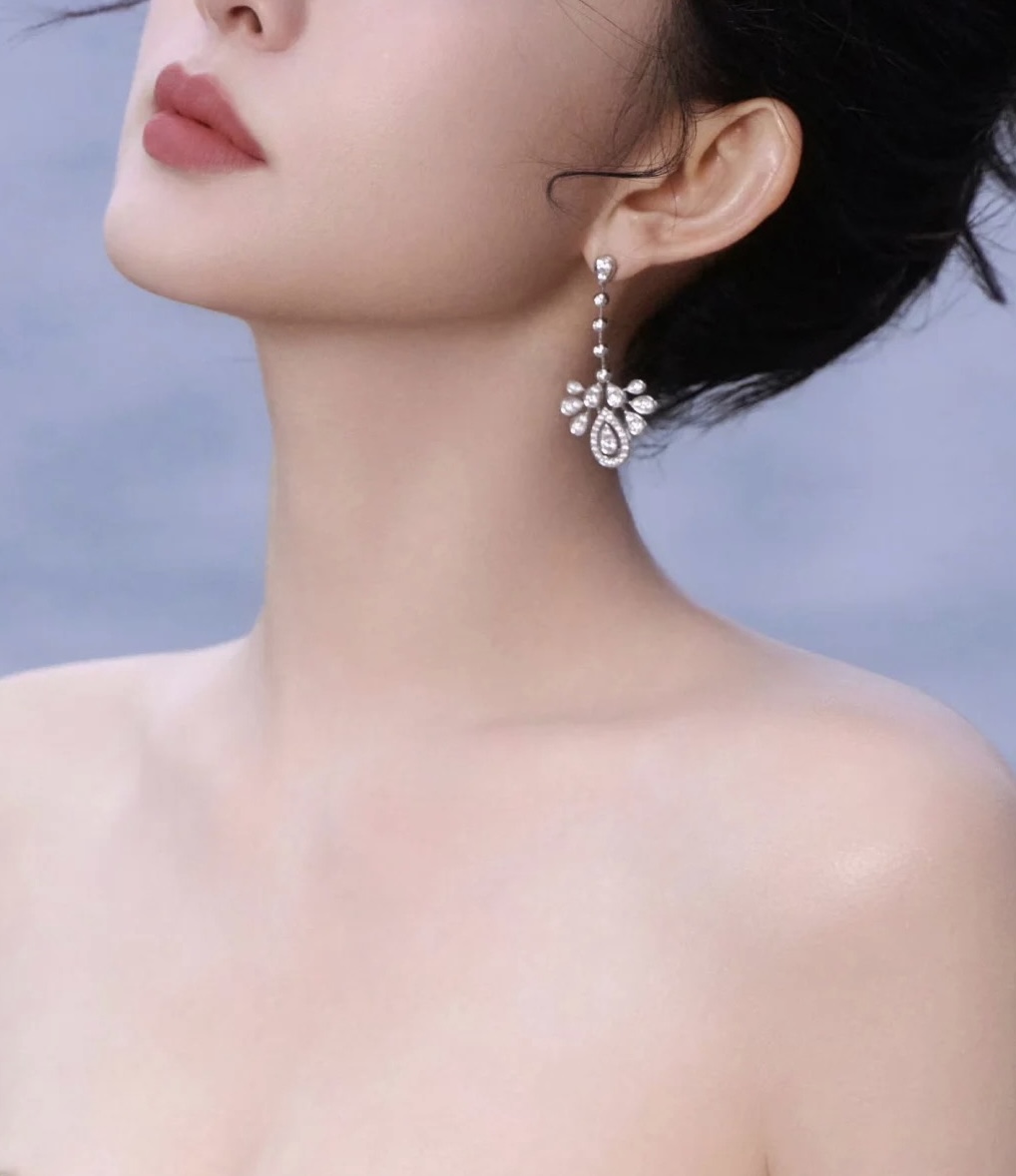  V金材质   尚美皇冠水滴耳环 推荐一款非常适合婚礼的耳环  🎉💐为爱加冕 💎上身太美了，一直觉得水滴