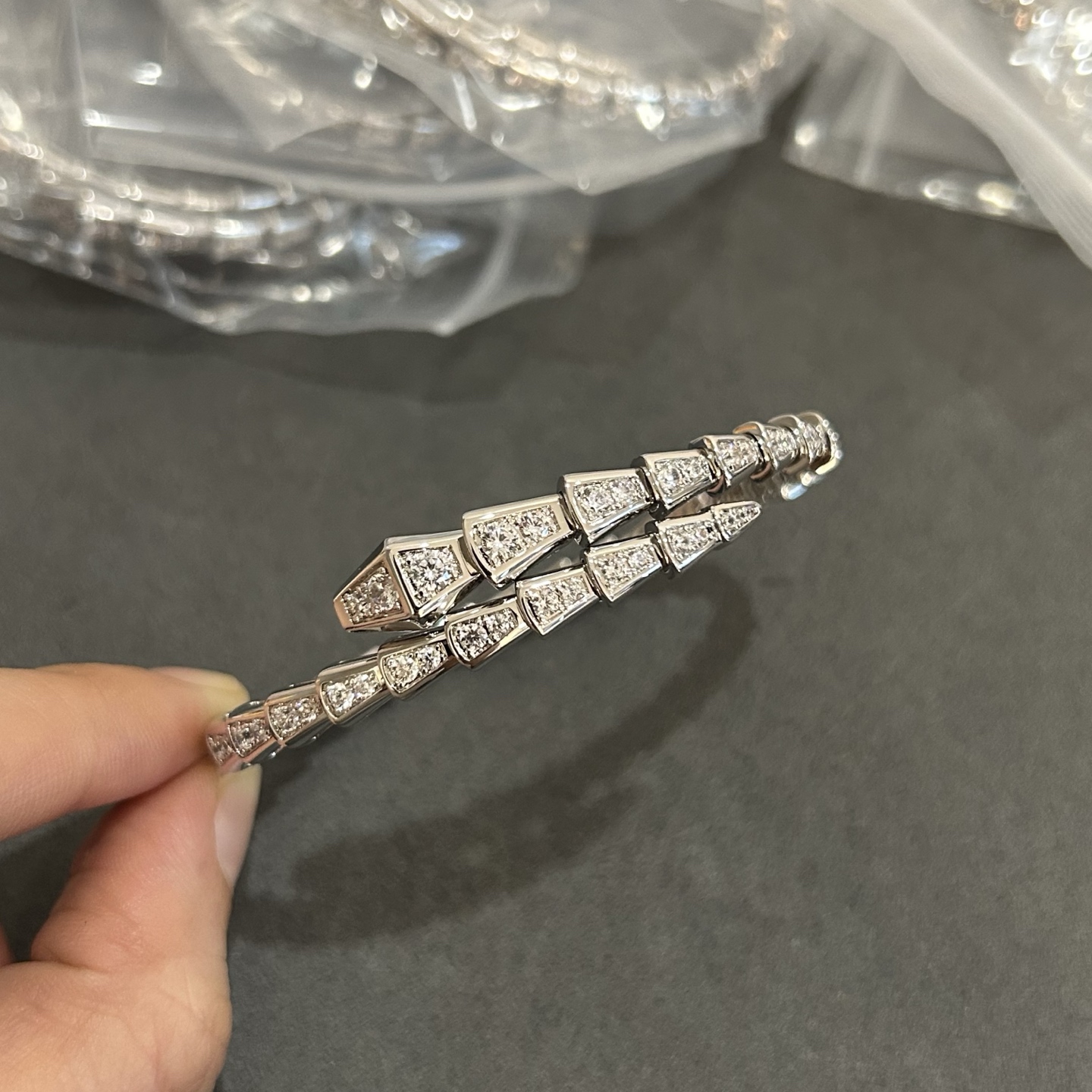  宝格丽精工满钻细蛇手镯到货了，