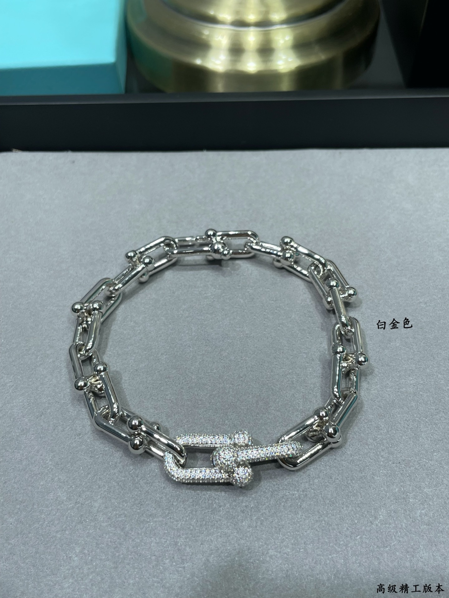 p488 V金材质  Tiffany蒂芙尼马蹄扣带钻粗链条⛓️手链，光泽感强，是那种简单又能加分的项链没错了！日常通勤百搭，不挑人!每一个链环处的衔接设计得都很灵巧，粗链条交错环绕在一起，双环马蹄扣链环的设计不会有轻易撞款的尴尬。