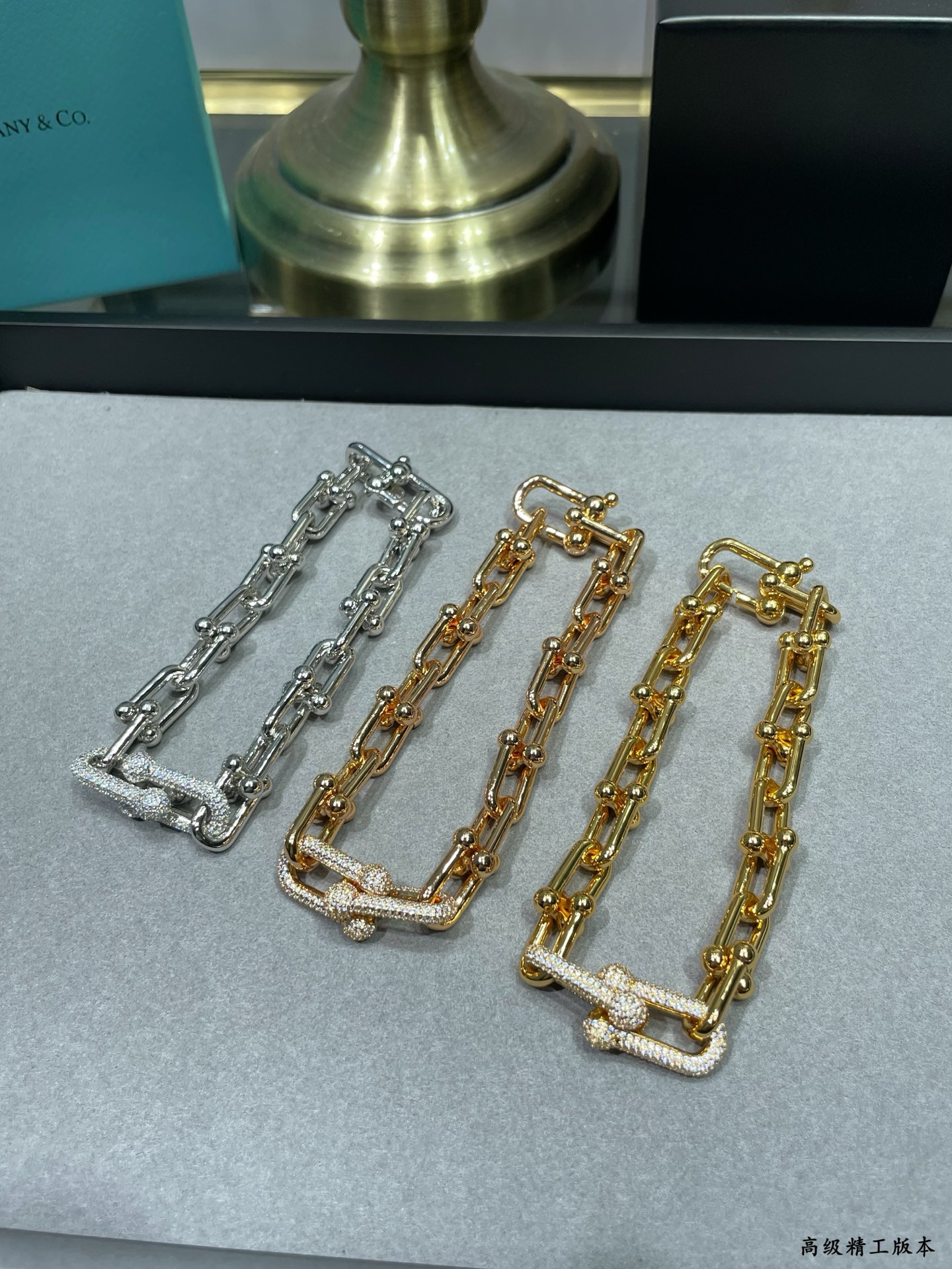p488 V金材质  Tiffany蒂芙尼马蹄扣带钻粗链条⛓️手链，光泽感强，是那种简单又能加分的项链没错了！日常通勤百搭，不挑人!每一个链环处的衔接设计得都很灵巧，粗链条交错环绕在一起，双环马蹄扣链环的设计不会有轻易撞款的尴尬。