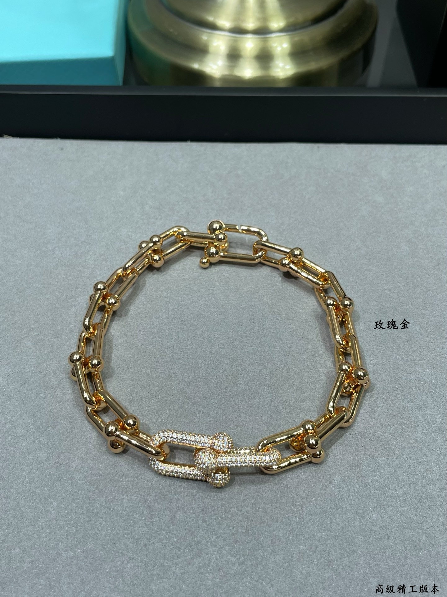 p488 V金材质  Tiffany蒂芙尼马蹄扣带钻粗链条⛓️手链，光泽感强，是那种简单又能加分的项链没错了！日常通勤百搭，不挑人!每一个链环处的衔接设计得都很灵巧，粗链条交错环绕在一起，双环马蹄扣链环的设计不会有轻易撞款的尴尬。