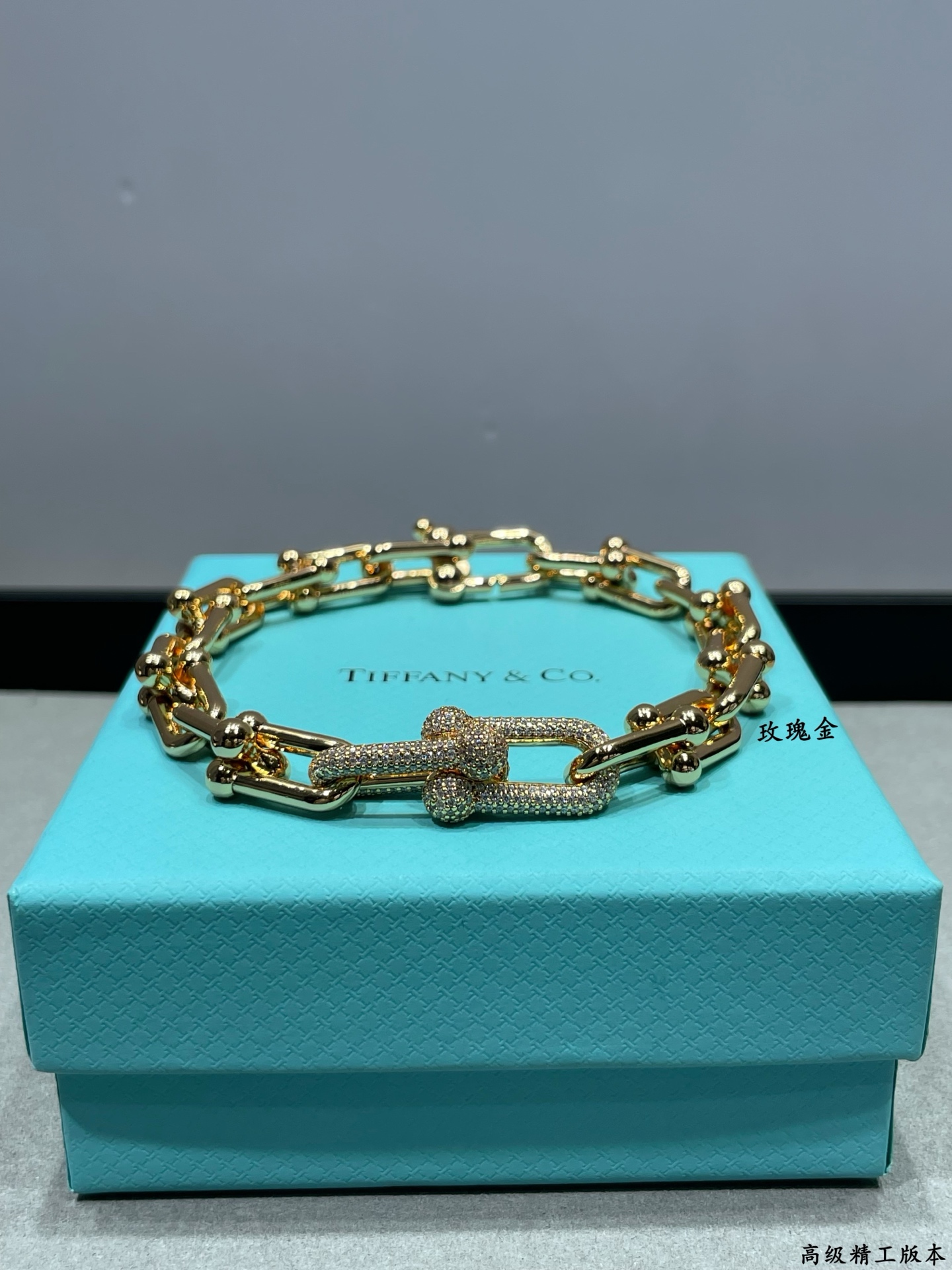 p488 V金材质  Tiffany蒂芙尼马蹄扣带钻粗链条⛓️手链，光泽感强，是那种简单又能加分的项链没错了！日常通勤百搭，不挑人!每一个链环处的衔接设计得都很灵巧，粗链条交错环绕在一起，双环马蹄扣链环的设计不会有轻易撞款的尴尬。