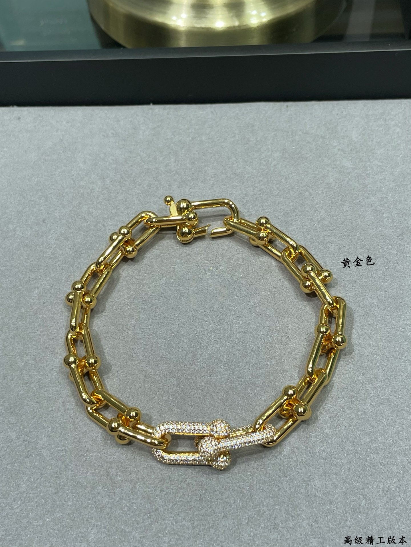 p488 V金材质  Tiffany蒂芙尼马蹄扣带钻粗链条⛓️手链，光泽感强，是那种简单又能加分的项链没错了！日常通勤百搭，不挑人!每一个链环处的衔接设计得都很灵巧，粗链条交错环绕在一起，双环马蹄扣链环的设计不会有轻易撞款的尴尬。