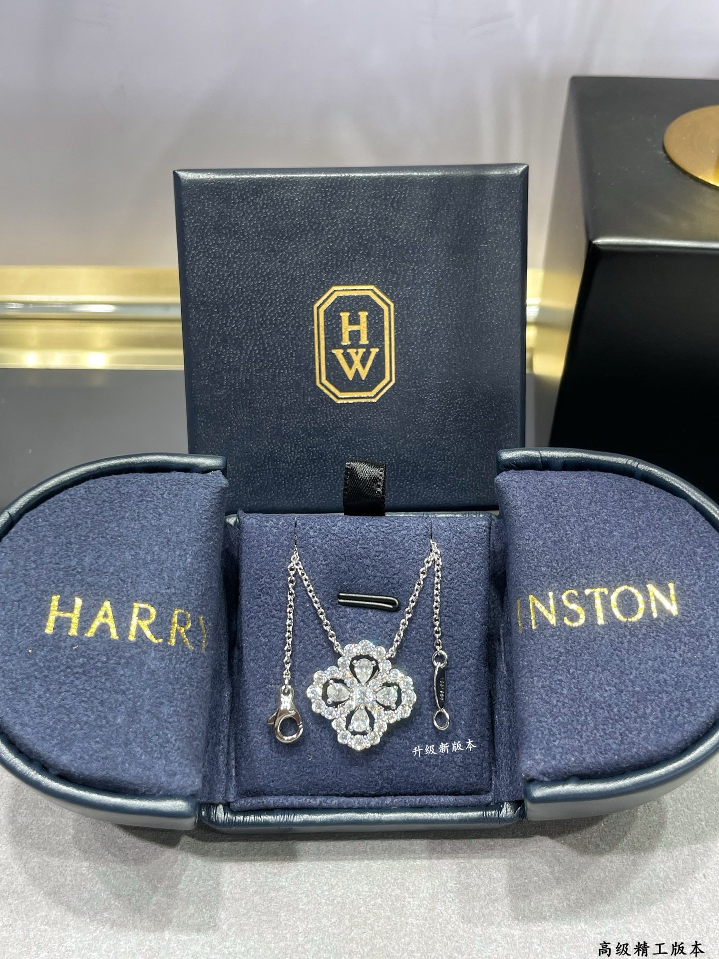 p138 V金材质 （白钻）海瑞温斯顿满钻四叶草项链# Diamond Links系列钻石项链，她的一颦一笑，优雅迷人却又不失理性坚韧，与品牌标志性设计祖母形切工形态钻石相互映衬，相得益彰。