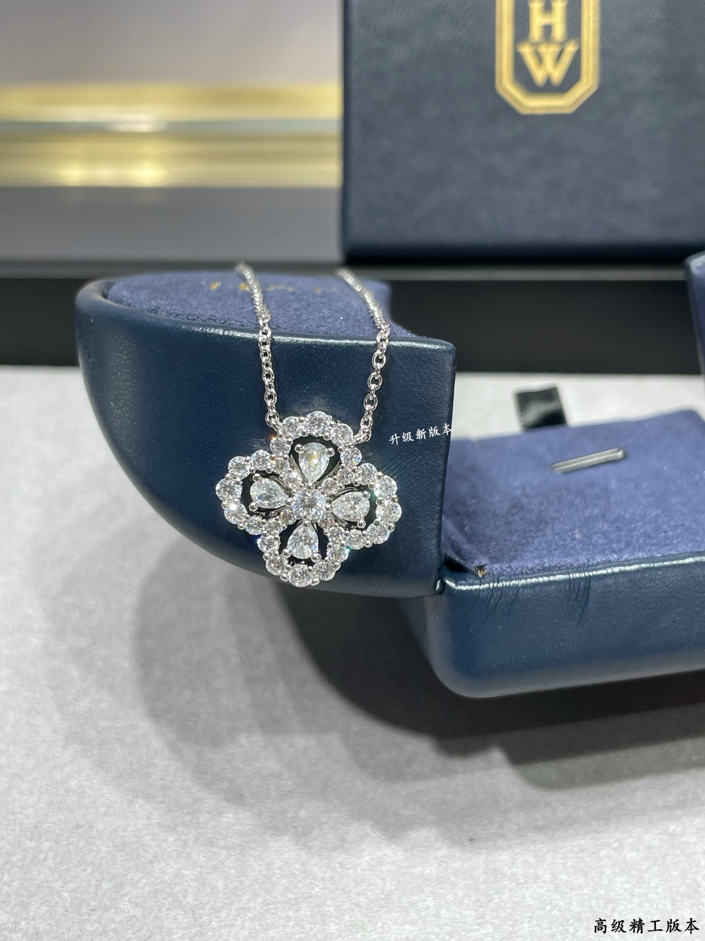 p138 V金材质 （白钻）海瑞温斯顿满钻四叶草项链# Diamond Links系列钻石项链，她的一颦一笑，优雅迷人却又不失理性坚韧，与品牌标志性设计祖母形切工形态钻石相互映衬，相得益彰。