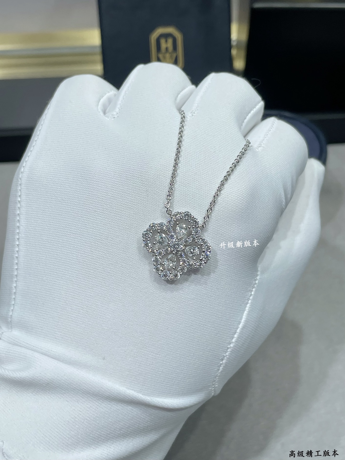 p138 V金材质 （白钻）海瑞温斯顿满钻四叶草项链# Diamond Links系列钻石项链，她的一颦一笑，优雅迷人却又不失理性坚韧，与品牌标志性设计祖母形切工形态钻石相互映衬，相得益彰。