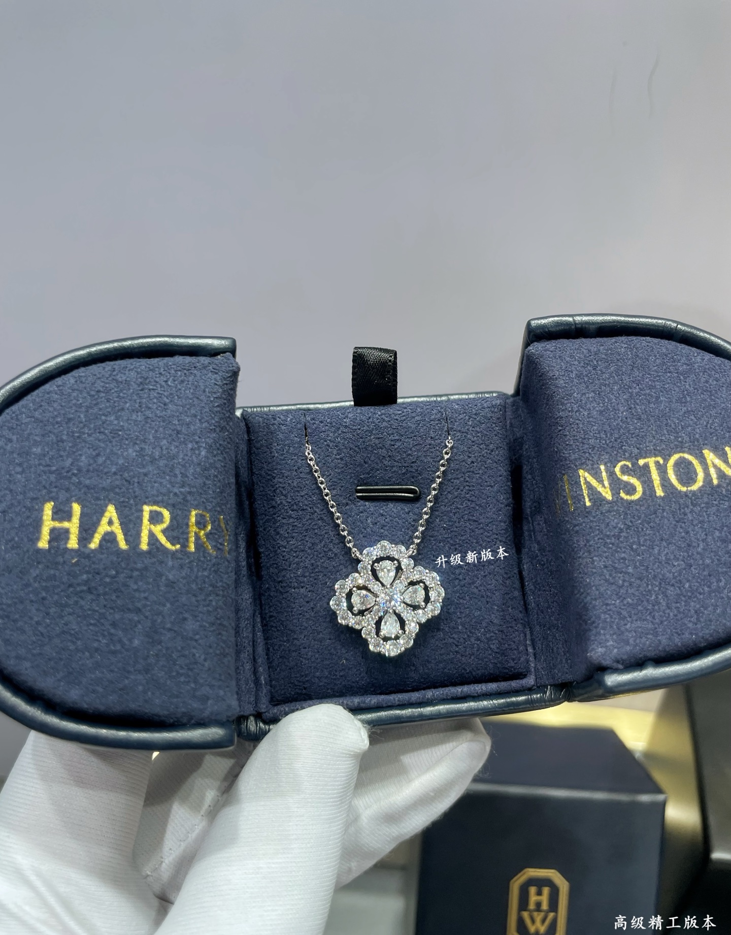 p138 V金材质 （白钻）海瑞温斯顿满钻四叶草项链# Diamond Links系列钻石项链，她的一颦一笑，优雅迷人却又不失理性坚韧，与品牌标志性设计祖母形切工形态钻石相互映衬，相得益彰。
