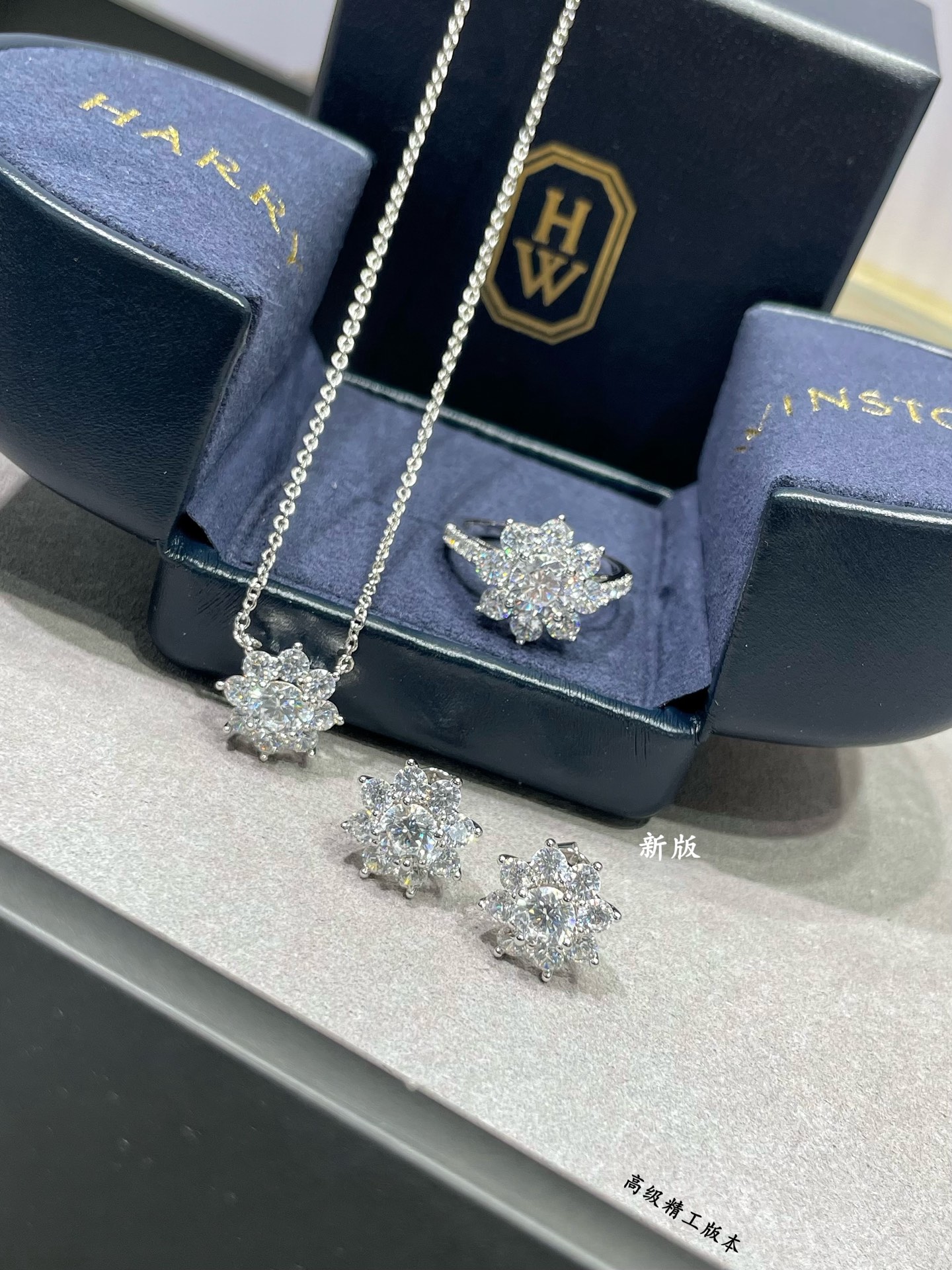p138 V金材质  HW海瑞温斯顿新版太阳项链，高级 珠宝 到货啦，珠宝采用最顶尖的 进口高碳钻 💎💎栩栩如生，精工的切割✨✨高端定制925纯银镶嵌高碳钻 bling bling ✨ ✨  雍容的设计，奢华高贵，佩戴舒适 大方漂亮🎊🎊