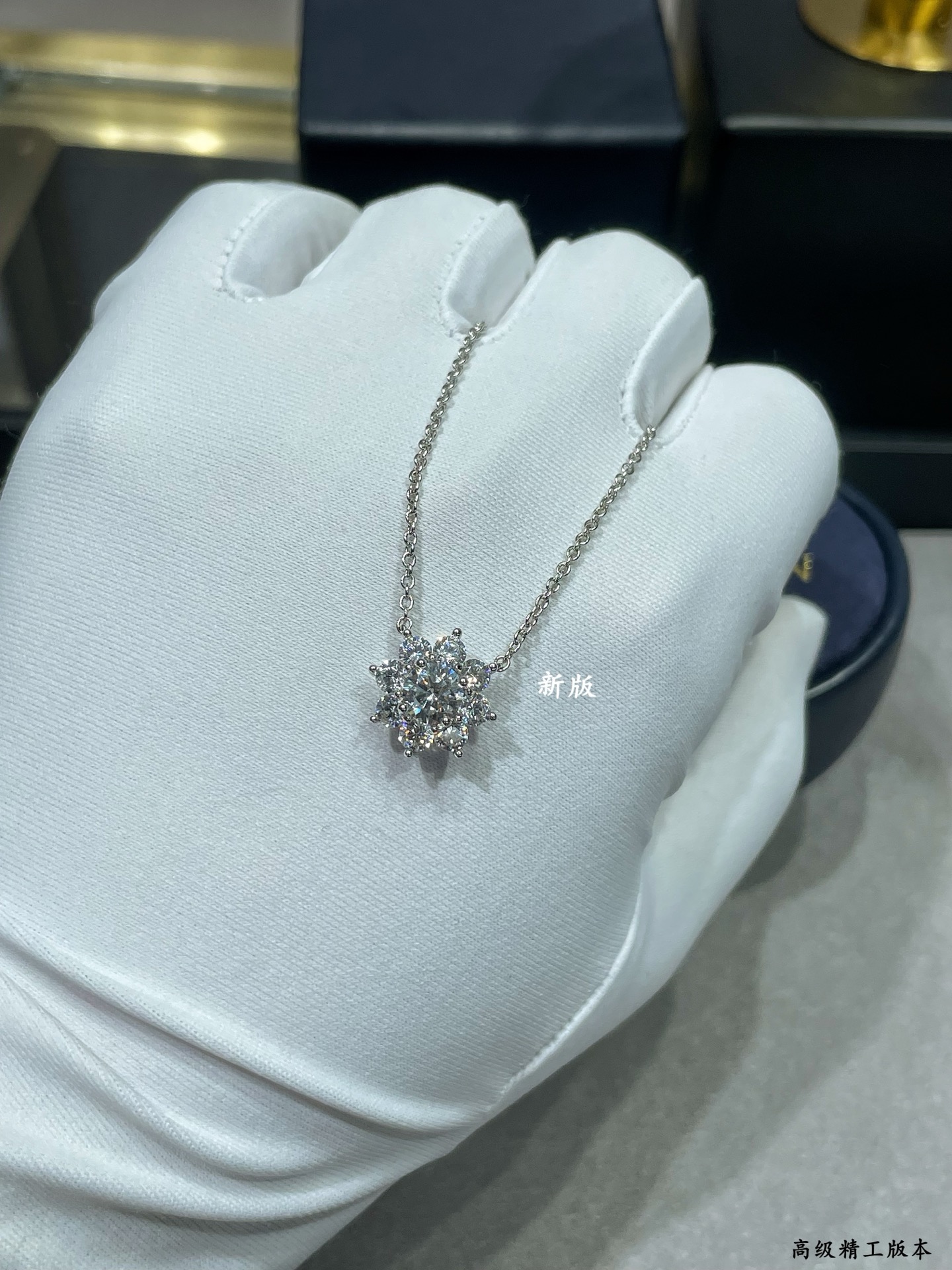p138 V金材质  HW海瑞温斯顿新版太阳项链，高级 珠宝 到货啦，珠宝采用最顶尖的 进口高碳钻 💎💎栩栩如生，精工的切割✨✨高端定制925纯银镶嵌高碳钻 bling bling ✨ ✨  雍容的设计，奢华高贵，佩戴舒适 大方漂亮🎊🎊