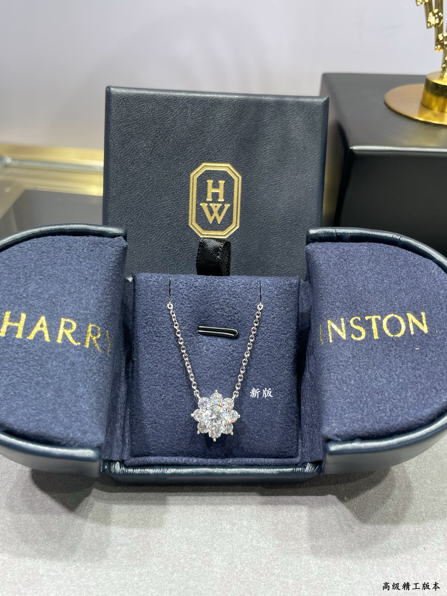 p138 V金材质  HW海瑞温斯顿新版太阳项链，高级 珠宝 到货啦，珠宝采用最顶尖的 进口高碳钻 💎💎栩栩如生，精工的切割✨✨高端定制925纯银镶嵌高碳钻 bling bling ✨ ✨  雍容的设计，奢华高贵，佩戴舒适 大方漂亮🎊🎊