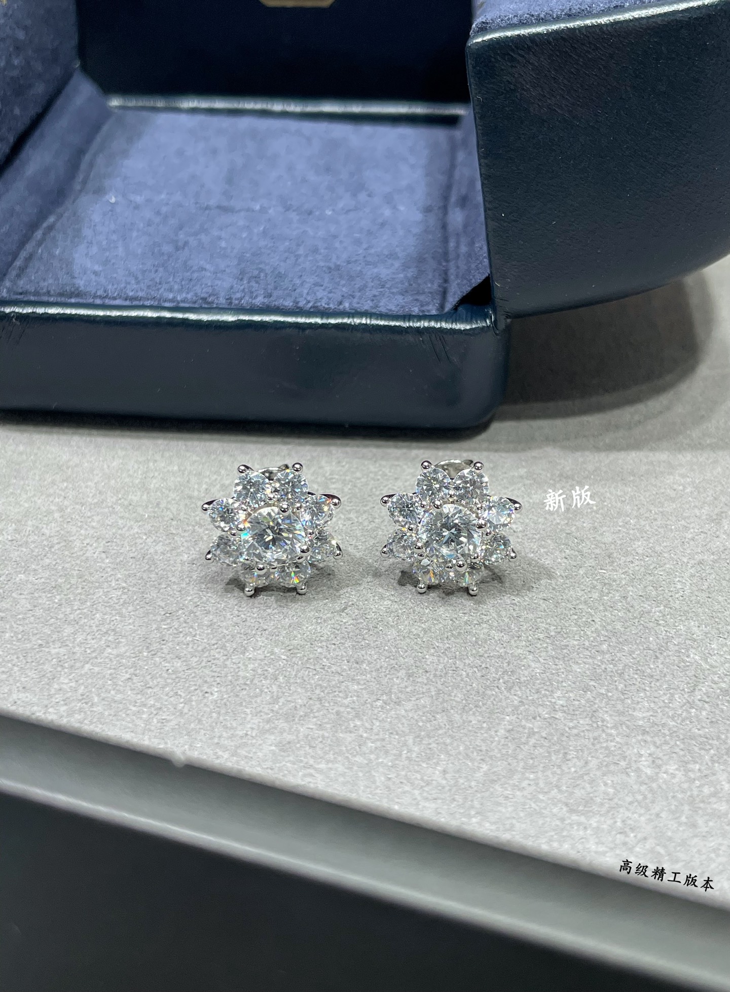 p158 V金材质  HW海瑞温斯顿新版太阳耳钉，高级 珠宝 到货啦，珠宝采用最顶尖的 进口高碳钻 💎💎栩栩如生，精工的切割✨✨高端定制925纯银镶嵌高碳钻 bling bling ✨ ✨  雍容的设计，奢华高贵，佩戴舒适 大方漂亮🎊🎊